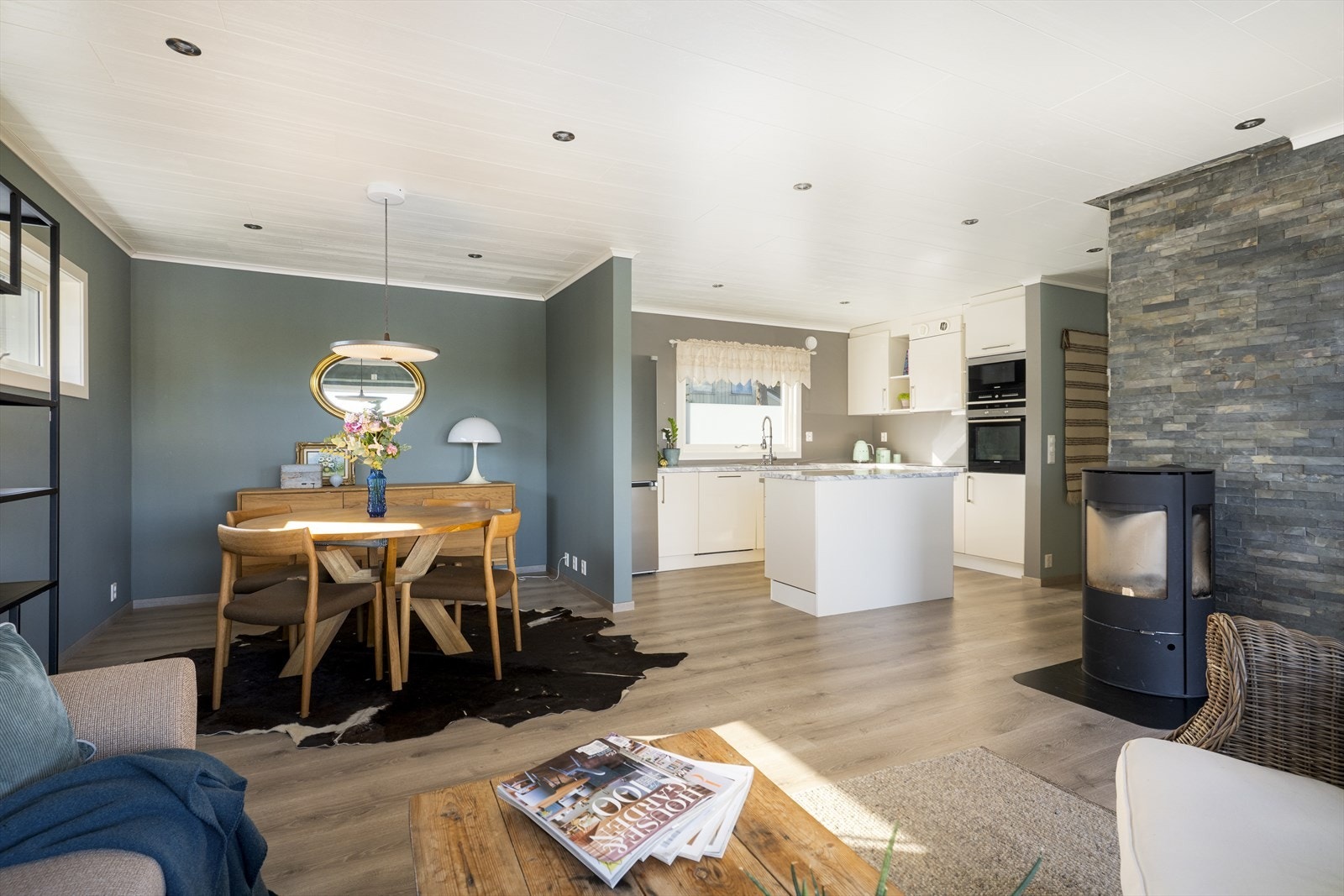 Her er det gode soner for møblering, med down-light belysning i tak. Galleribilde