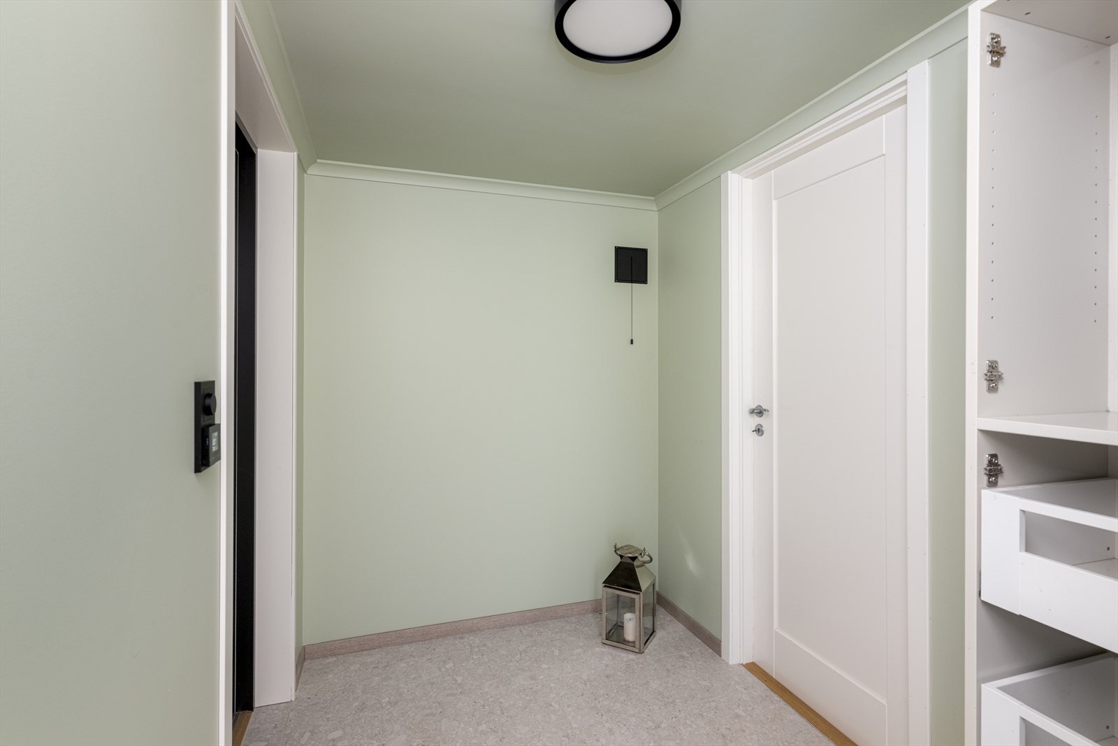 Underetasjen har også egen inngang, med flott gangareal. Galleribilde