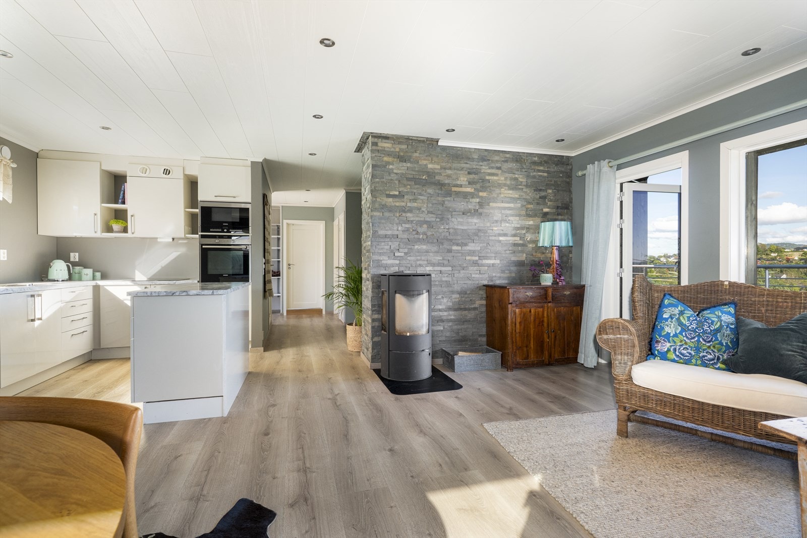 Stua og kjøkkenet har en åpen løsning som skaper et godt, sosialt samspill og gir en følelse av åpenhet. Galleribilde