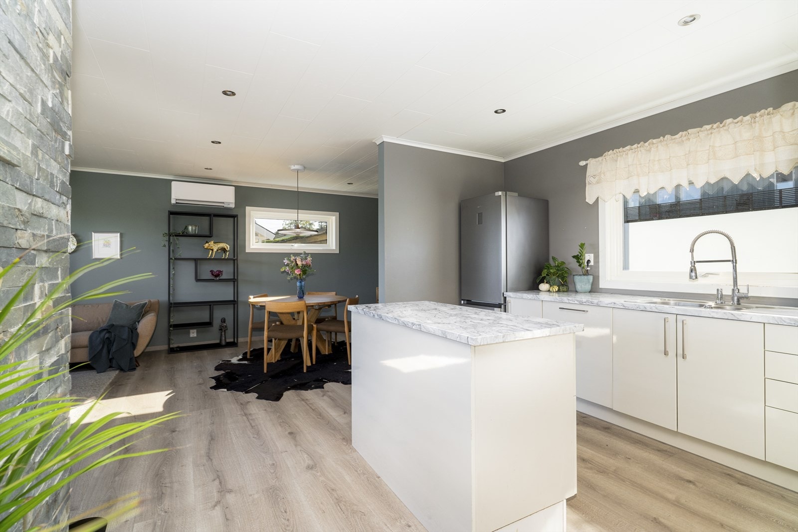 Integrert oppvaskmaskin og platetopp, samt stekeovn og mikro plassert i praktisk arbeidshøyde i høyskap. Det er avsatt plass til frittstående kjøl/fryseskap. Galleribilde