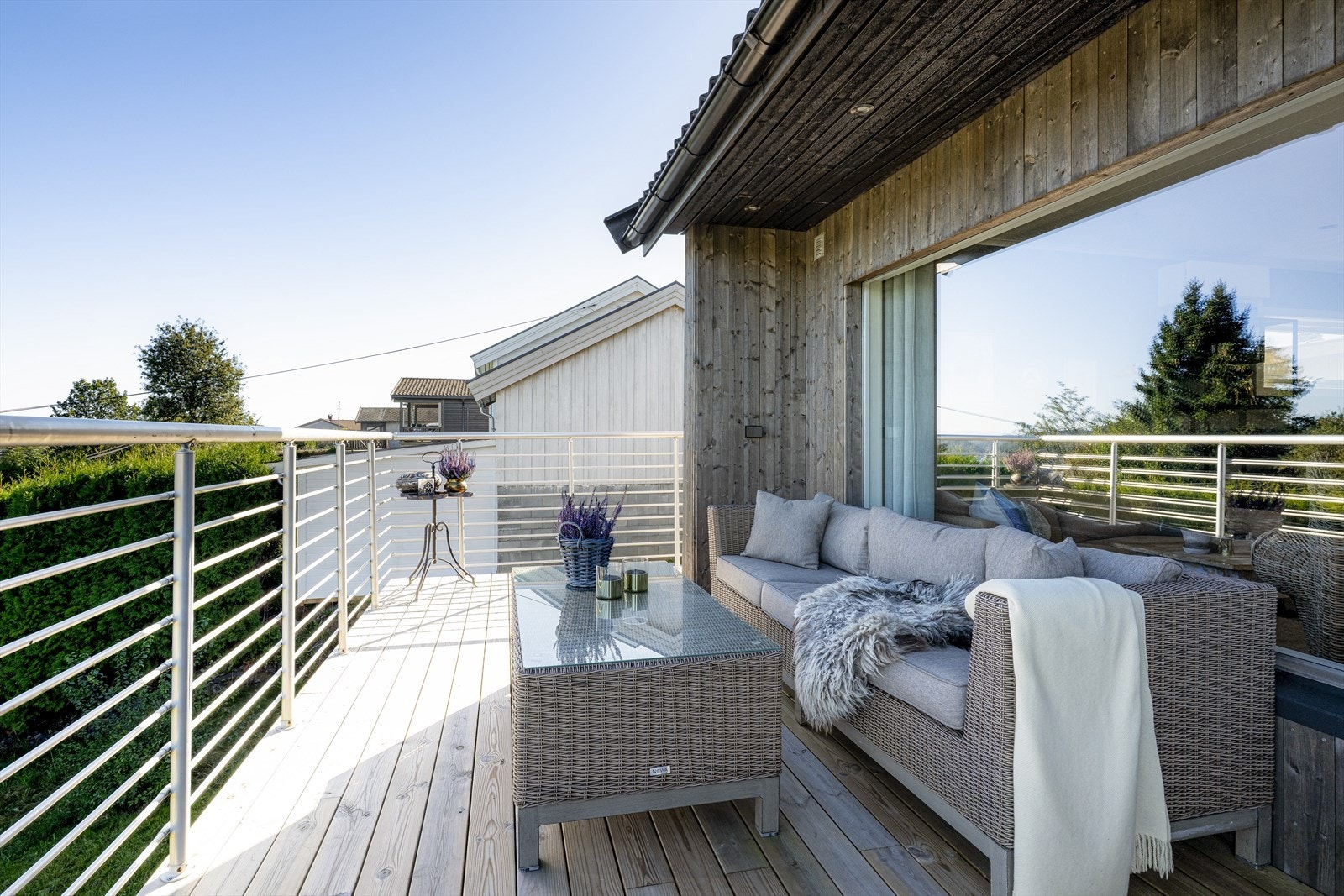 Området er sjønært og kan by på flere flotte tur- og rekreasjonsområder, som blant annet den ca. 7 km lange kyststien på vestsiden av Eidangerfjorden. Galleribilde