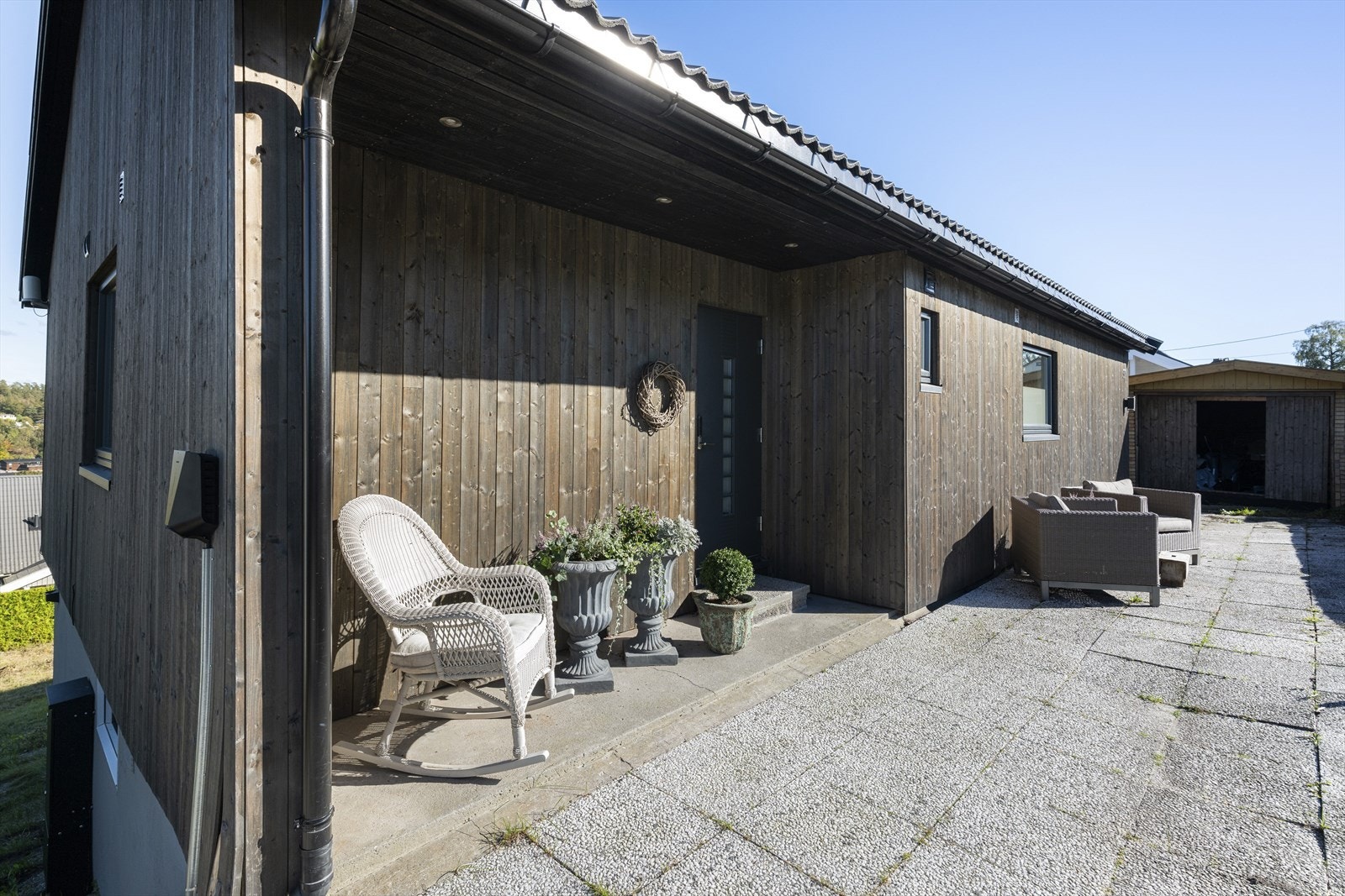 Eiendommen har hellelagt gårdsplass inn mot garasjen. Heistad er et svært godt utgangspunkt for arbeid både i og utenfor Grenlandsområdet, med kort vei til påkjøring til E18. Det er ca. 25 minutter til Larvik og ca. 35 minutter til Sandefjord (Torp). Galleribilde