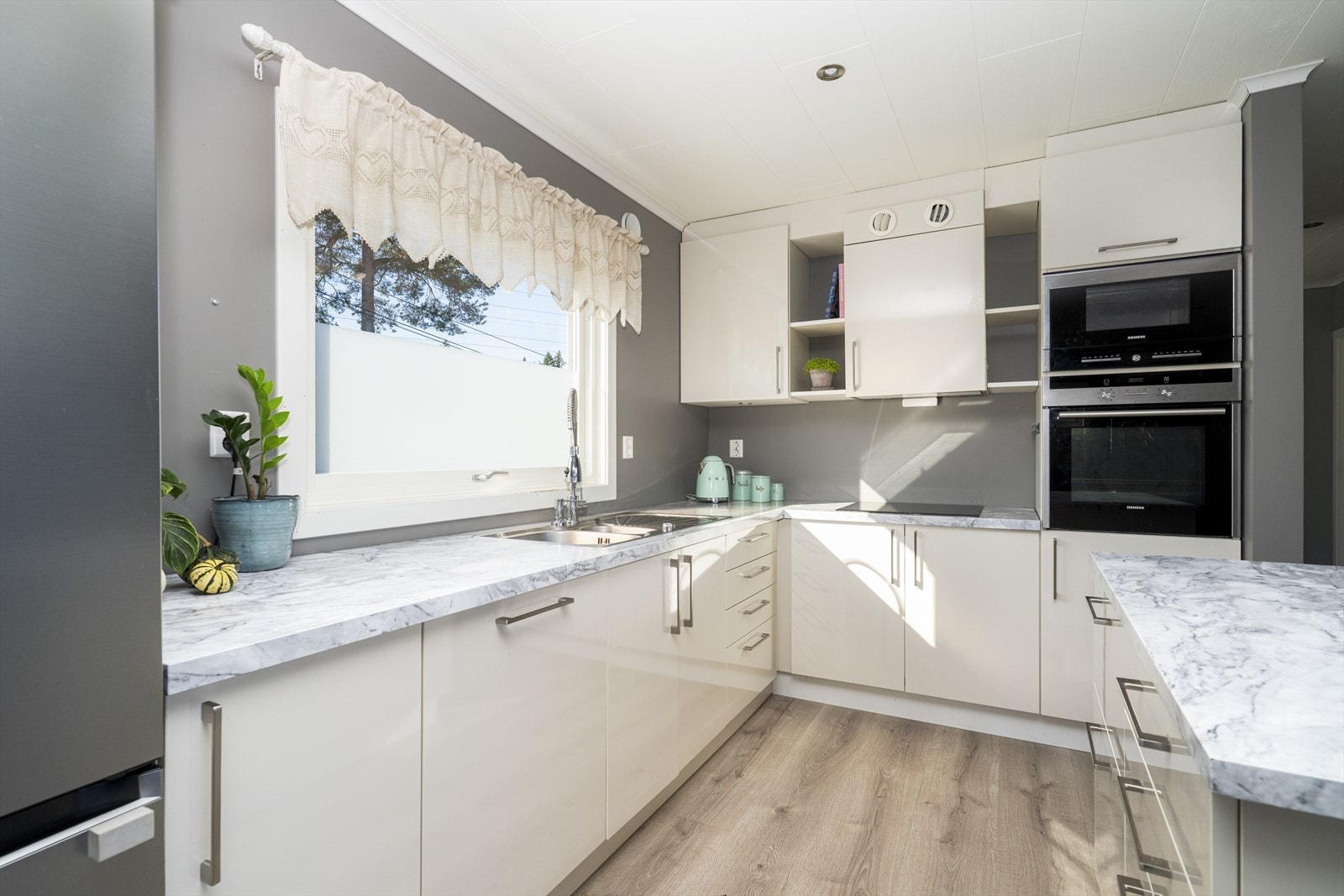 Oppvaskmaskinen er for øvrig ny i 2022. Det er installert vannstoppsystem og komfyrvakt. Over platetoppen er det ventilator med kullfilter. Galleribilde