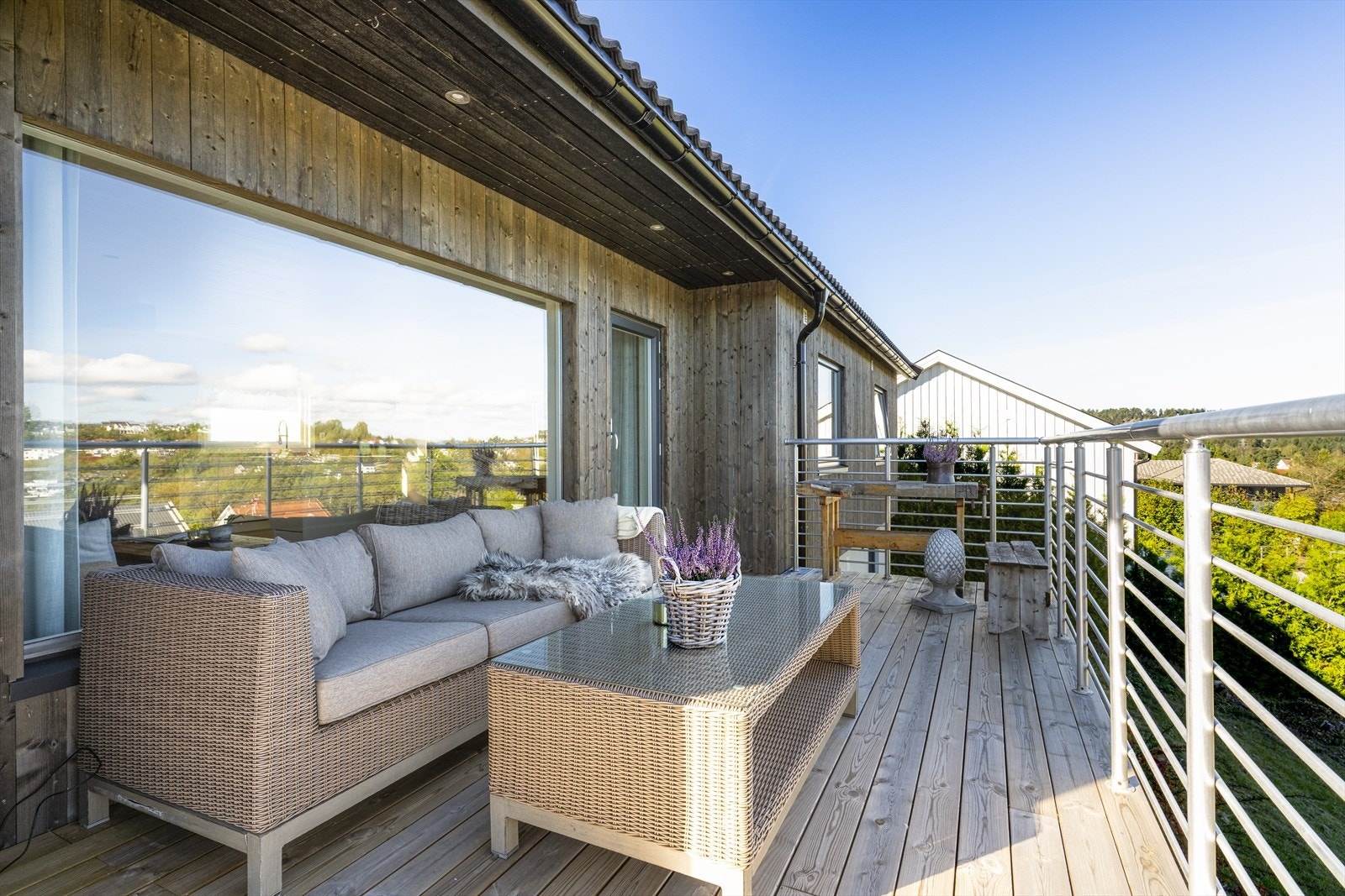 Her er ny moderne fasade, nye vinduer og dører av aluminium samt nytt tak og flott terrasse med flott utsikt! Galleribilde