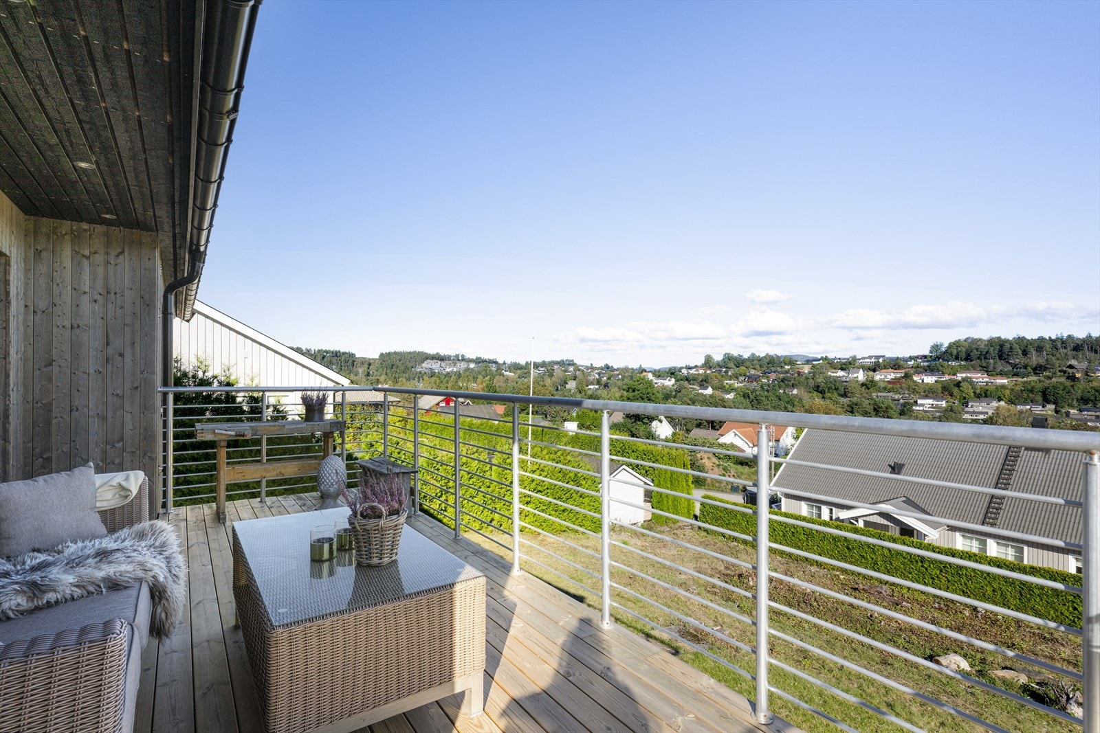 Innen gangavstand ligger dagligvareforretningene Rema 1000 og KIWI, frisørsalong, apotek og bensinstasjon, samt også kafé og treningssenter. Galleribilde