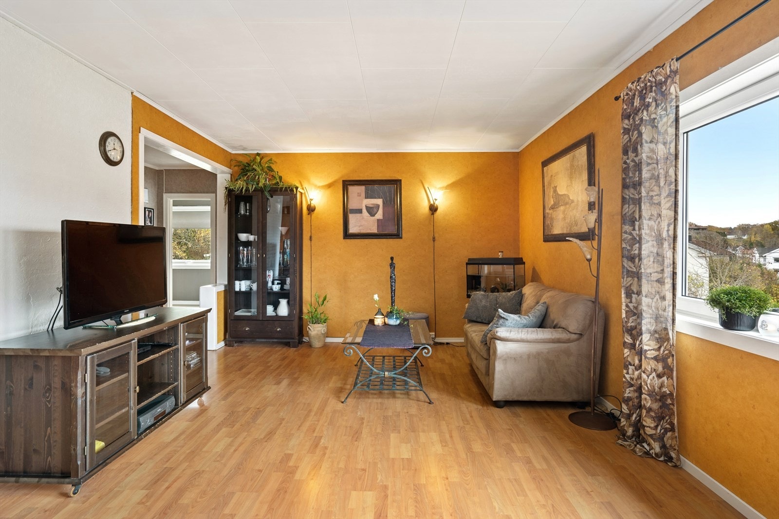 Rommet har en fleksibel planløsning som gir flere innredningsmuligheter, enten man ønsker sofakrok, bord og stoler eller annen møblering. Galleribilde