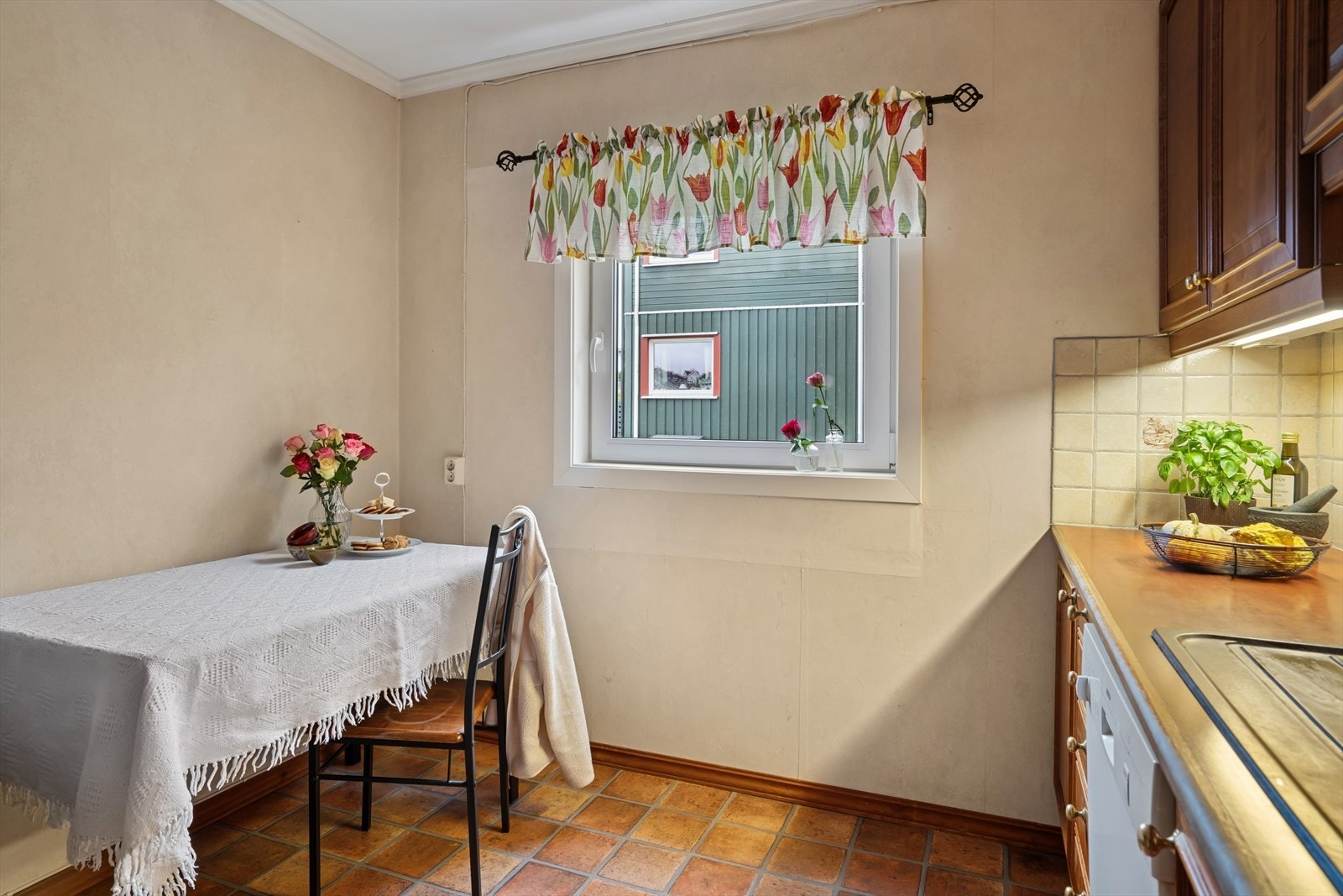 På kjøkkenet er det plass til et hyggelig frokostbord. Galleribilde