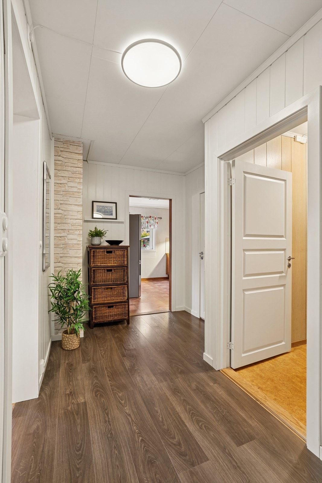 Lys og romslig gang i boligens 1.etasje. Galleribilde