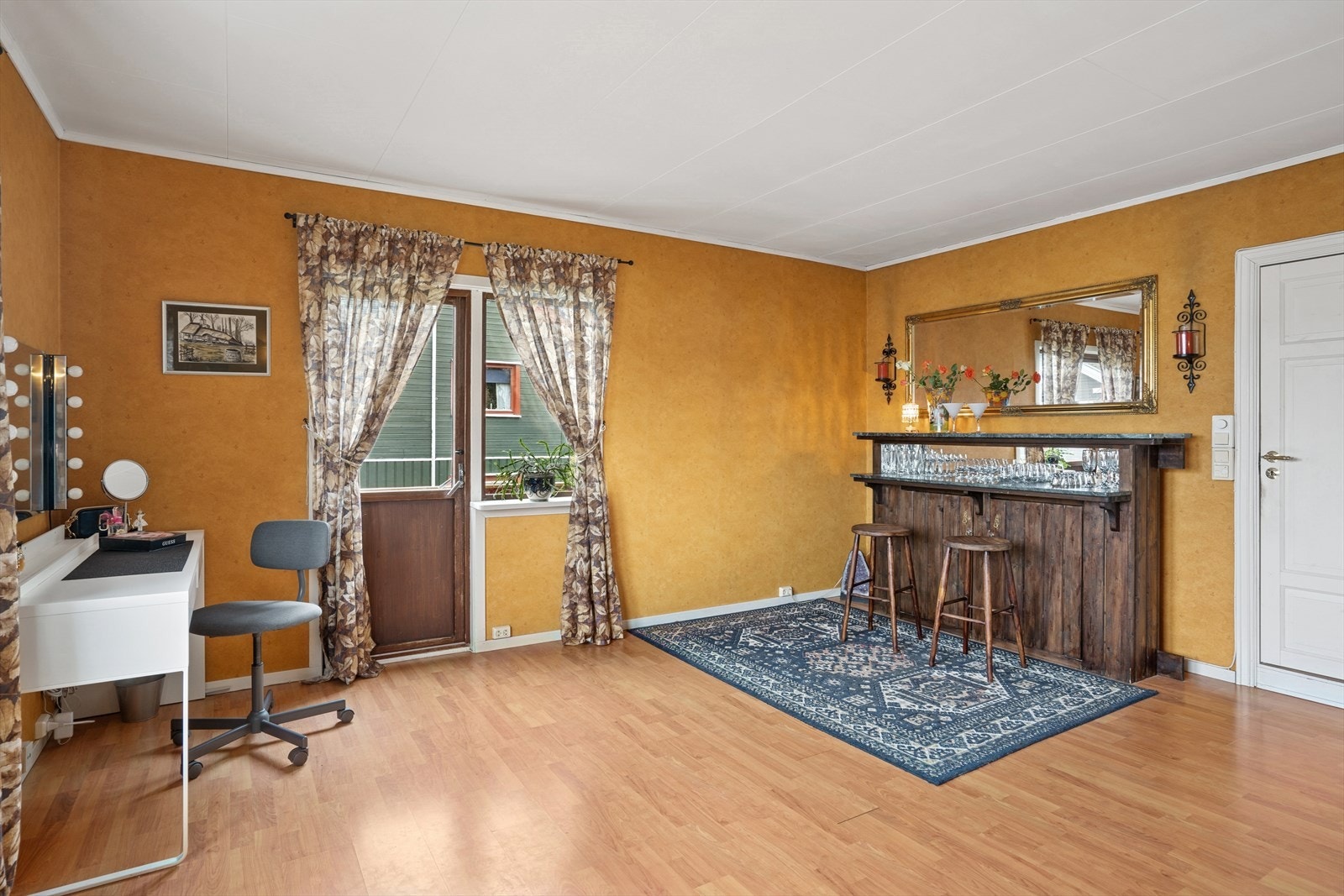 Fra stuen er det direkte utgang til en balkong på 5 kvm, som utvider oppholdsarealet og gir mulighet for utendørs hygge. Galleribilde