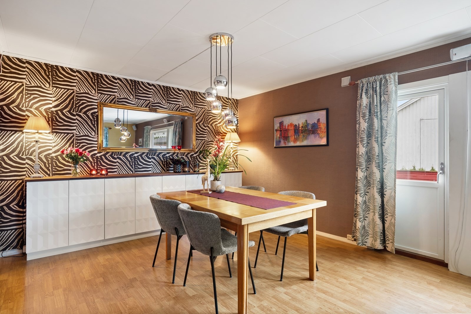 Spisestuen har kontrastvegger som gir rommet et særpreg. Balkongdøren fører ut til boligens veranda. Galleribilde