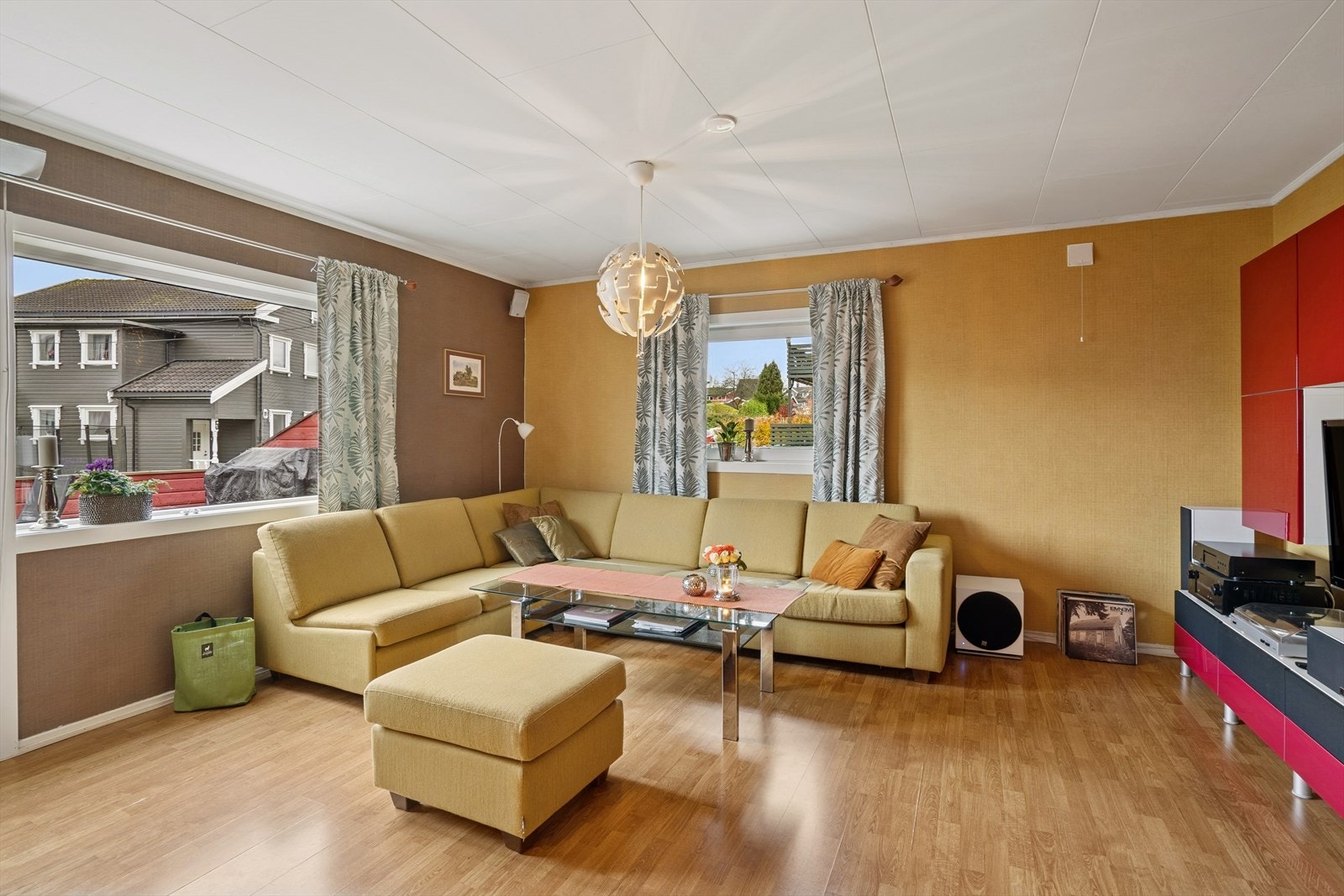 De store vindusflatene sørger for godt med naturlig lys, noe som skaper en god atmosfære. Galleribilde