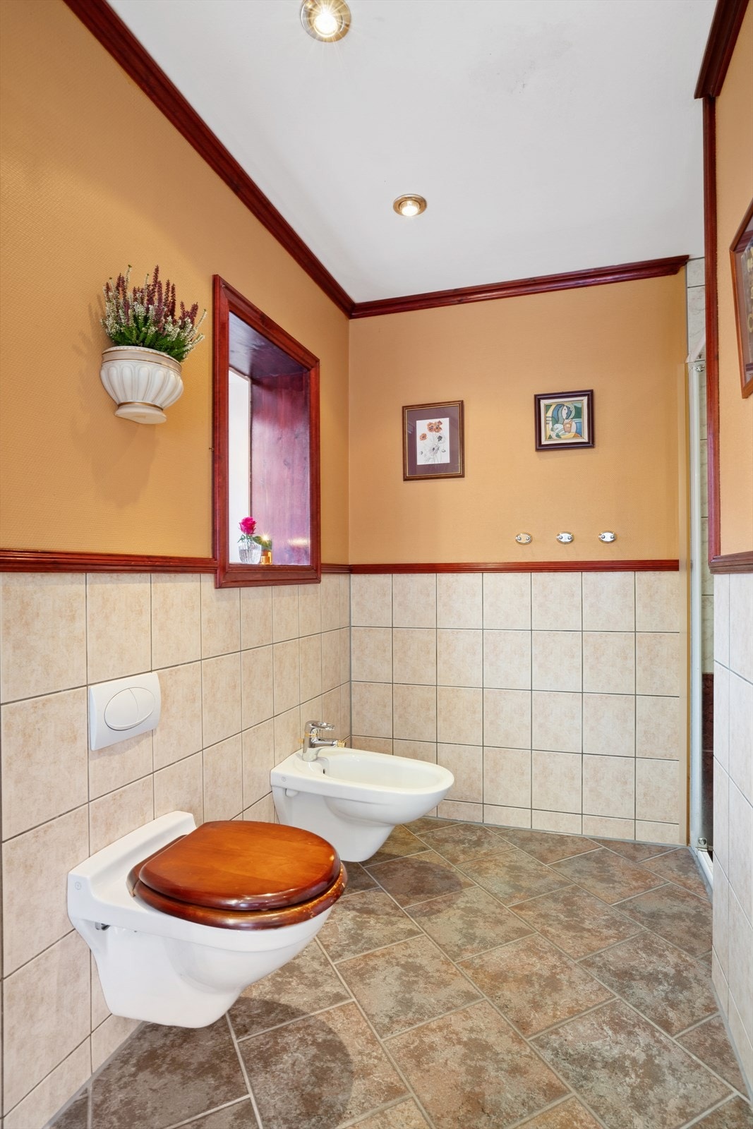 Det er registrert noe misfargede flisfuger, svertesopp i dusjsonen og sprekker i flisfuger i dusjsonen. Fallforholdet under badekar vurderes til ikke tilfredsstillende. Elektrisk styrt vifte. Galleribilde