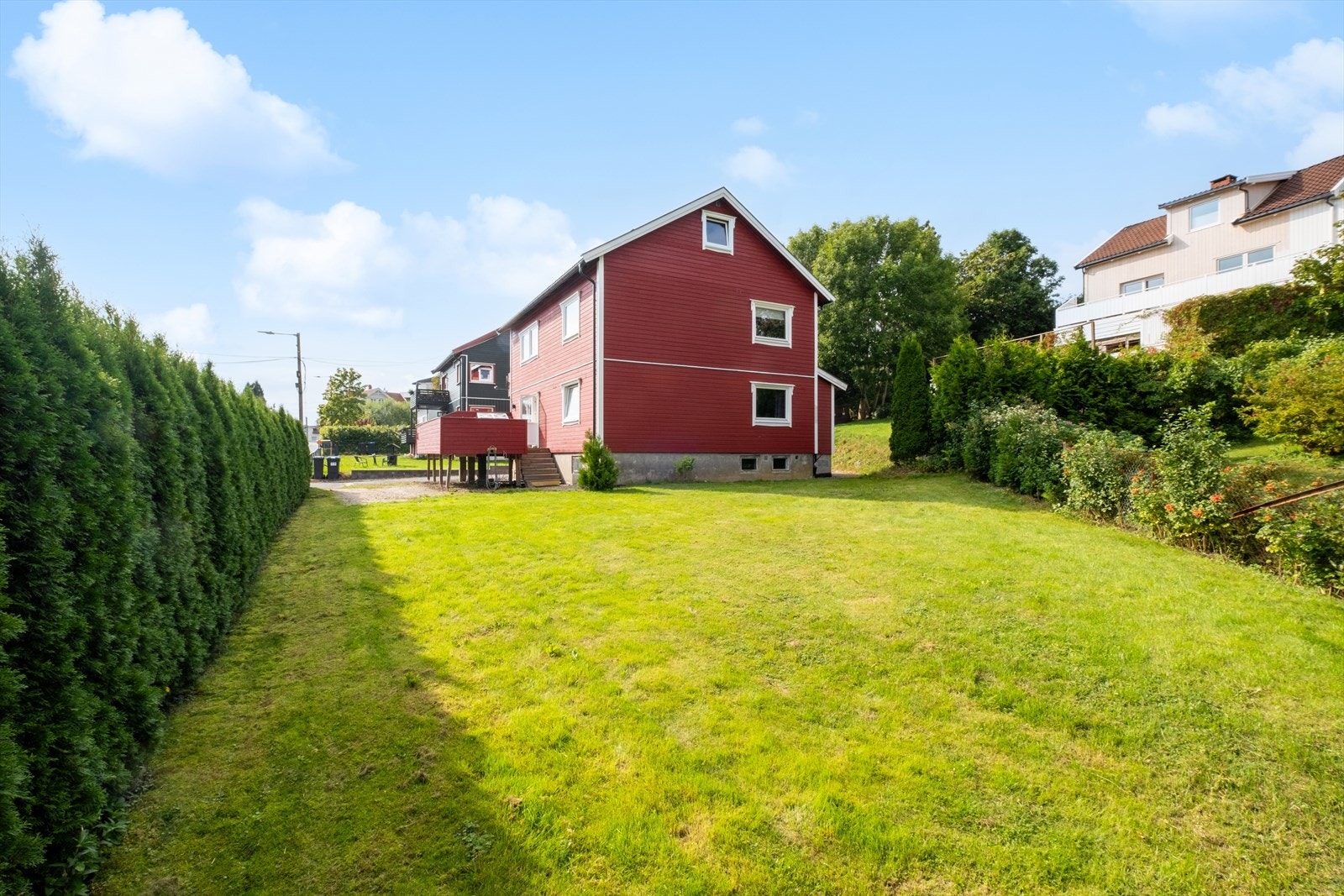En hel tomannsbolig i et etablert og rolig boligområde på Trosvik, vest for Fredrikstad sentrum. Galleribilde