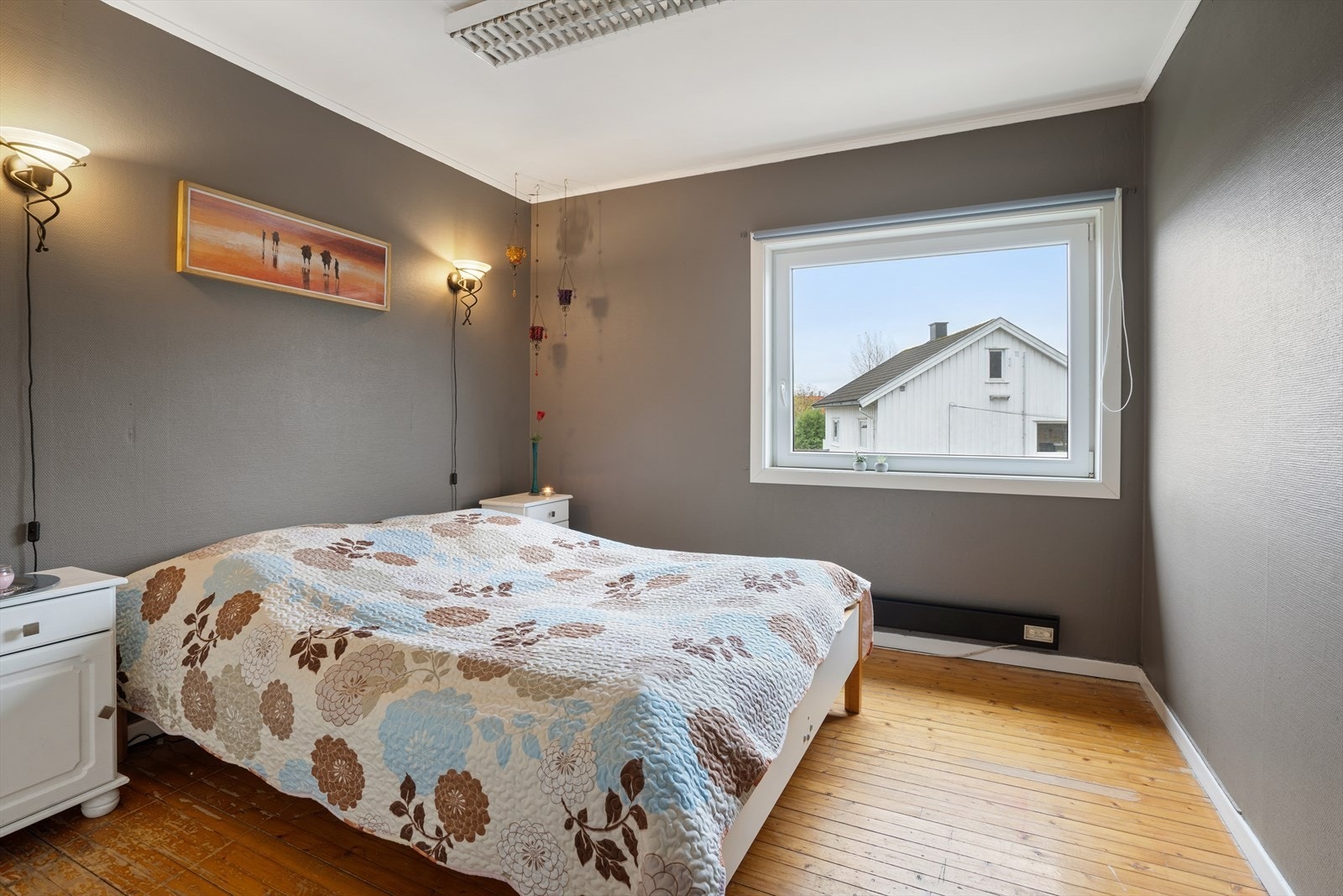 Det ene soverommet i 2.etasje har god plass til stor seng og nattbord. Galleribilde