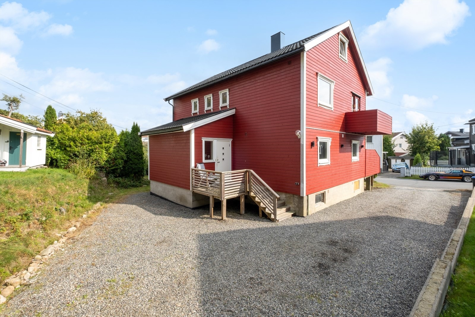 Adkomst via gruset gårdsplass og et hyggelig opparbeidet inngangsparti. Galleribilde