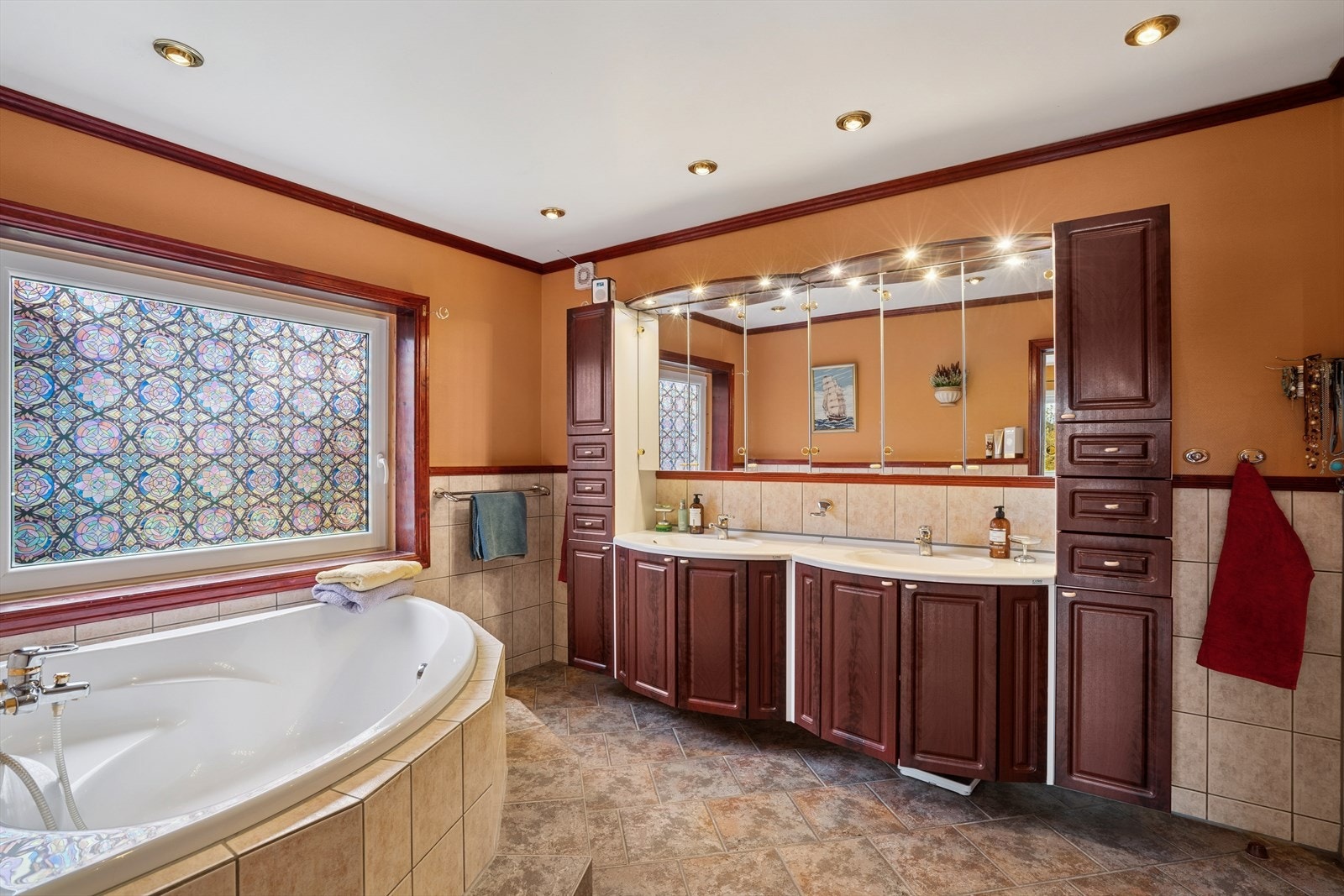 Baderommet i 2.etasje er fra 2001 ifølge eier. Det er innredet med badekar, vegghengt toalett, bide, dusjnisje og dobbel servantinnredning med noe krakelering i servant, malt gips i tak, panel/flis på veggene og fliser på gulv med elektriske varmekabler. Galleribilde