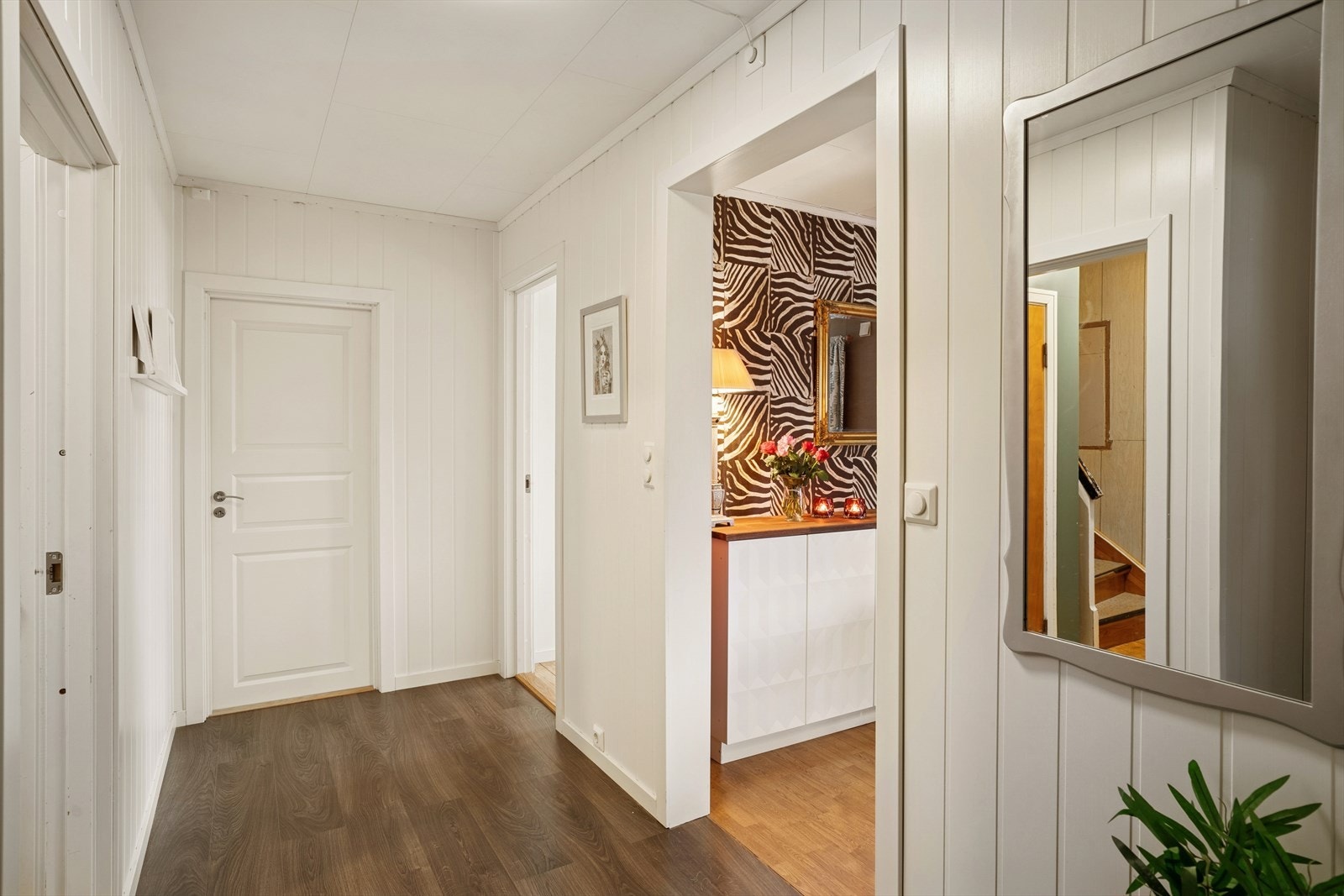 Videre kommer du inn i gangen som gir tilgang til alle rom i etasjen. Galleribilde