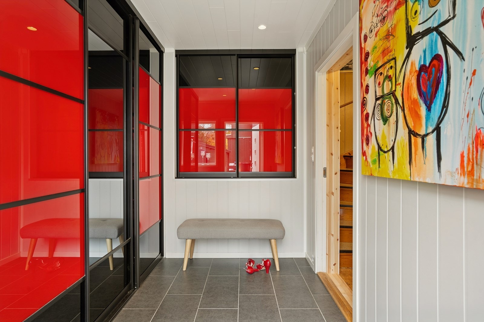 Du ønskes velkommen inn i en lys og romslig entré med en plassbygd skyvedørsgarderobe som gir god plass til sko og ytterklær. Galleribilde