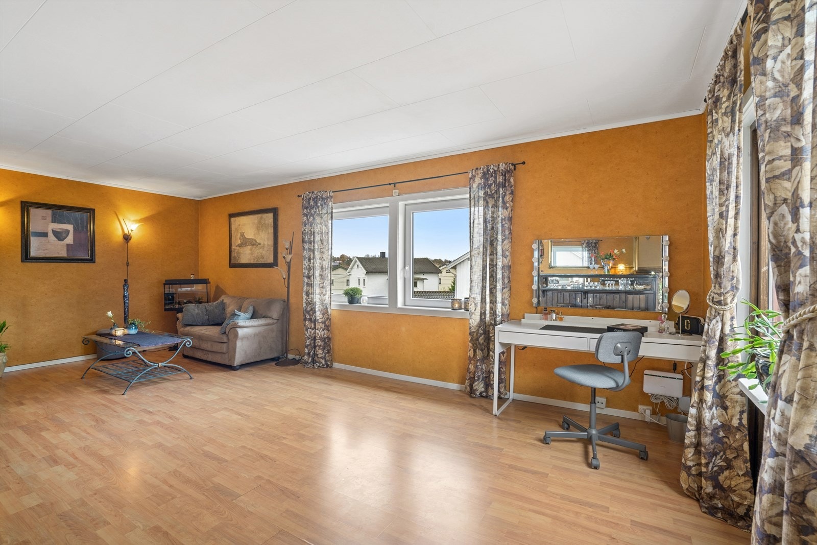 Stuen i 2.etasje byr på gode lysforhold ved store vindusflater som slipper inn rikelig med dagslys. Galleribilde