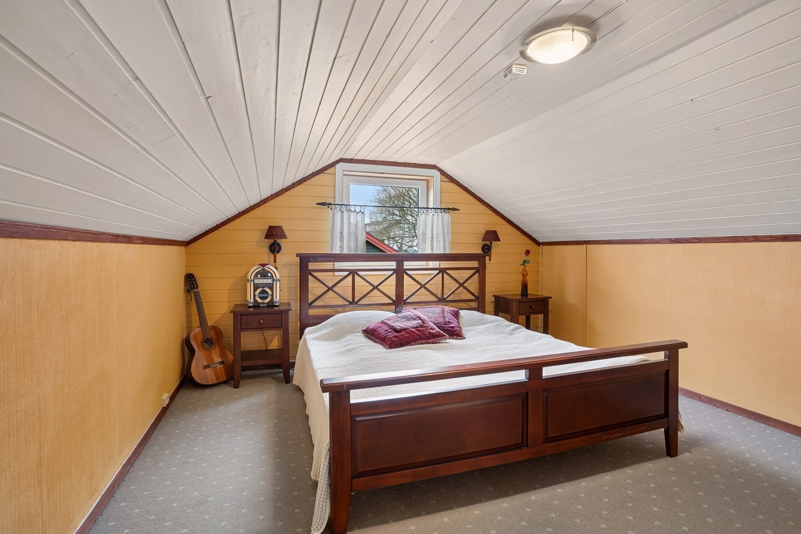 Soverom I i 3.etasje har skrående tak og en knebod for oppbevaring. Galleribilde