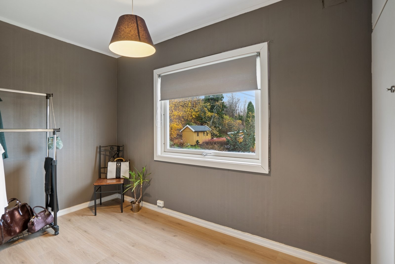 Soverom II i 2.etasje har plassbygde skap og det er montert solskjerming i vindusnisja. Galleribilde