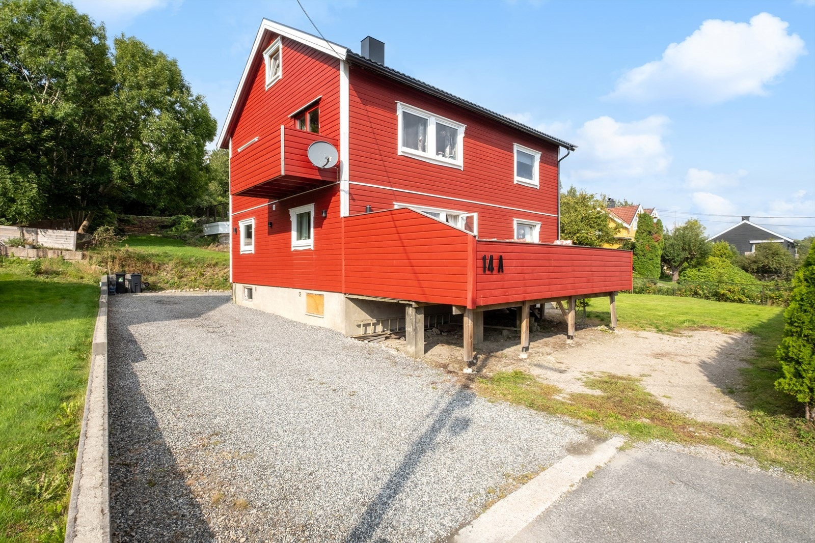 Området er preget av en blanding av eneboliger og småhusbebyggelse, med nærhet til både skole, barnehage og offentlig transport. Galleribilde