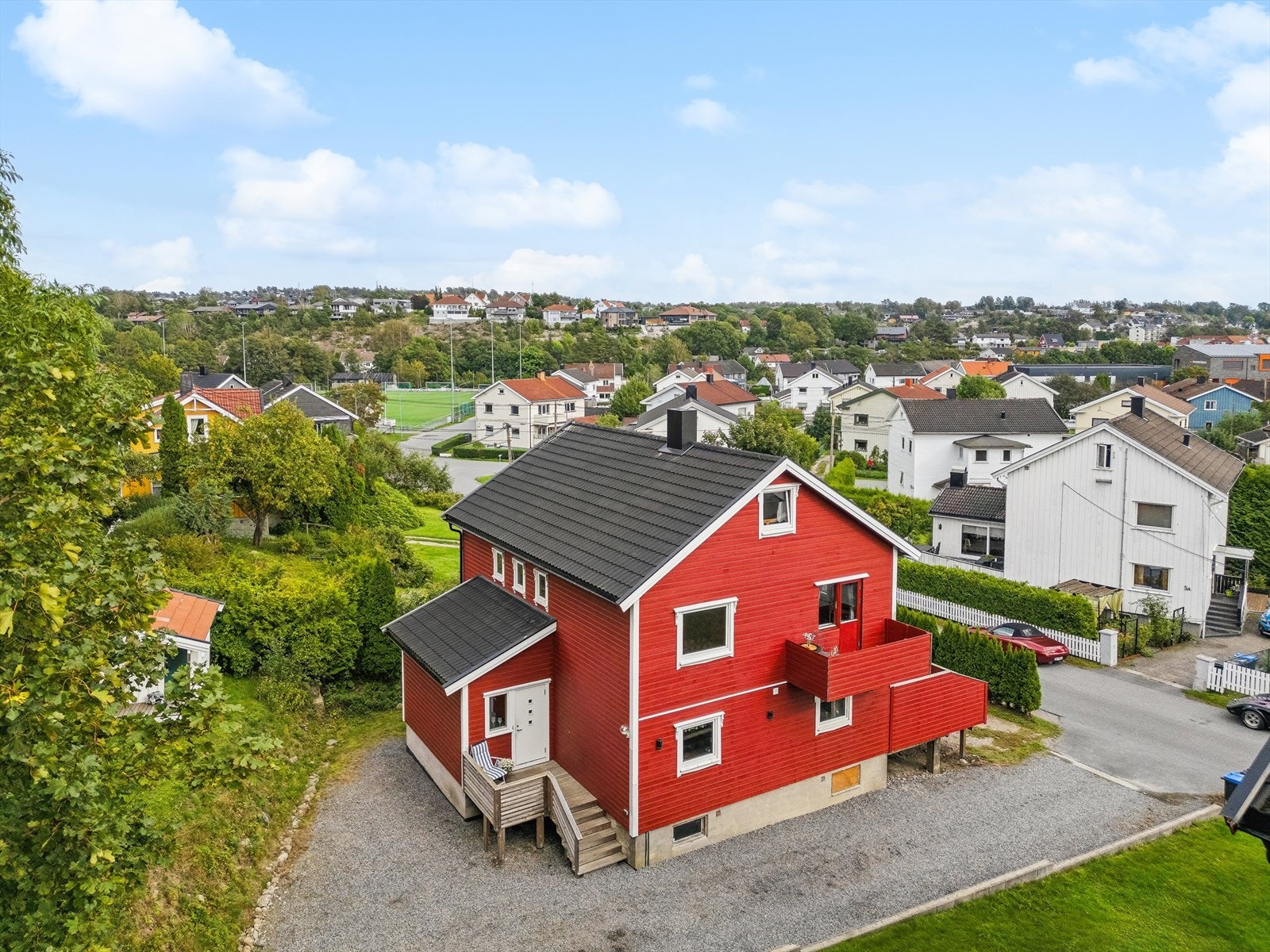 Tomannsboligen ligger i hjertet av Trosvik i en kort vei på rundt 100 meter, som var hjem for flere av Fredrikstad Fotballklubbs største profiler fra 1960-tallet. Galleribilde