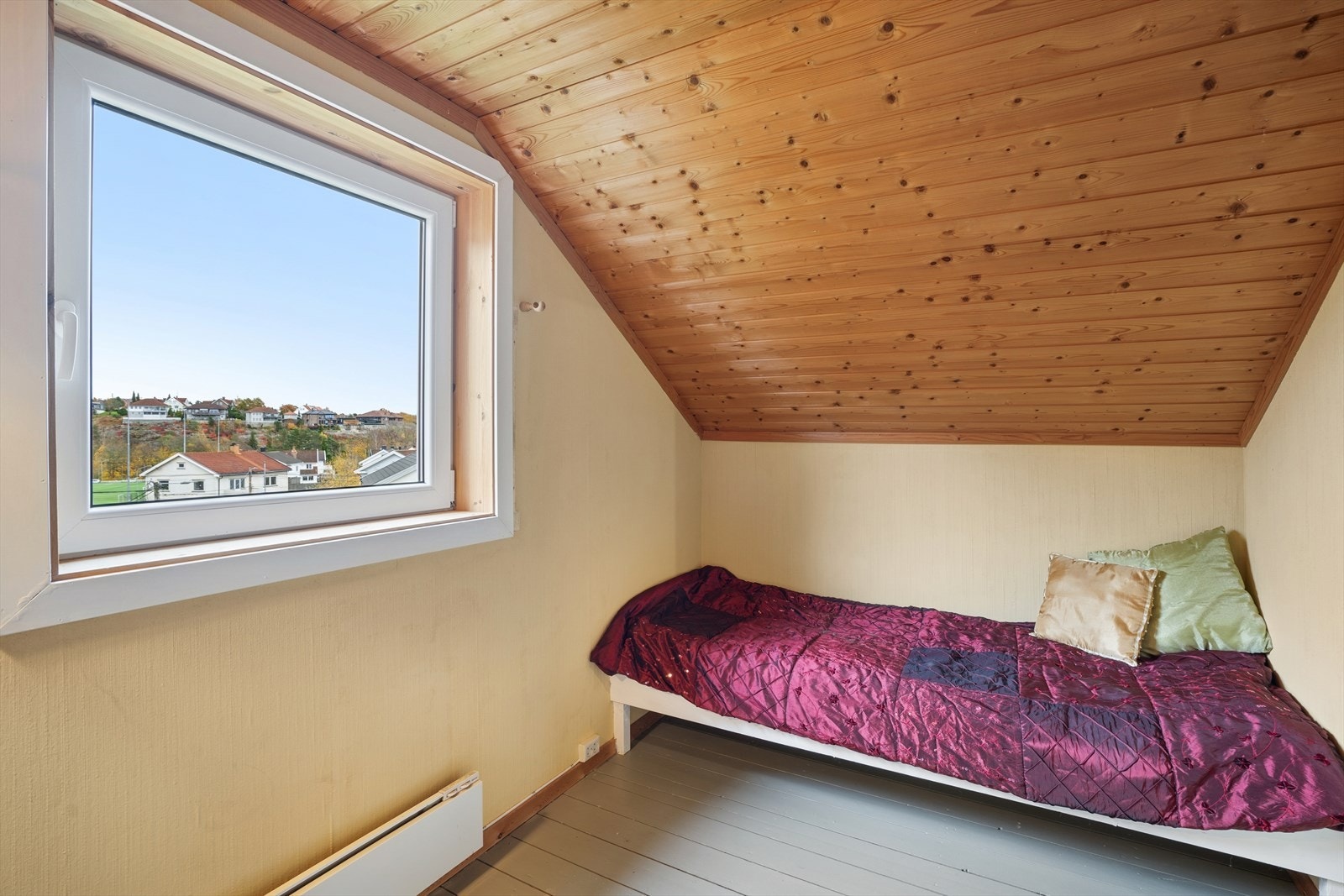 Soverom II i 3.etasje har utsikt mot Trosvik klubbhus og fotballbane. Galleribilde