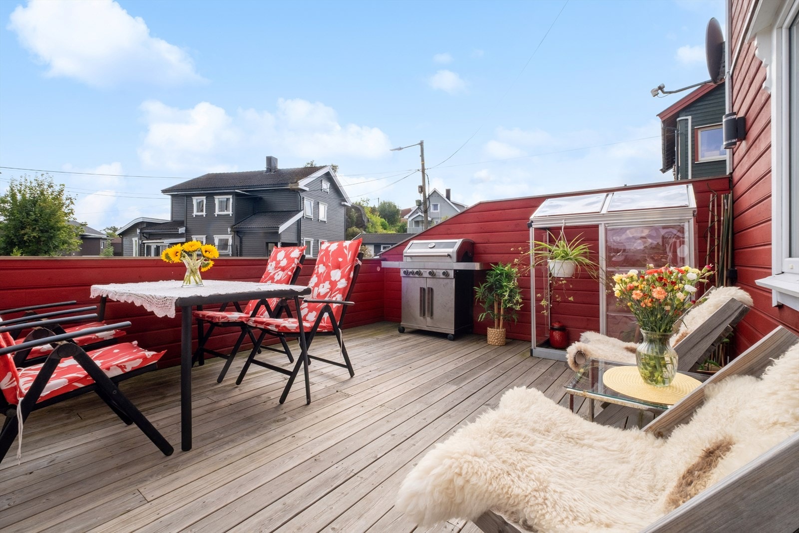 Terrassen er romslig og byr på flere møbleringsmuligheter. Galleribilde