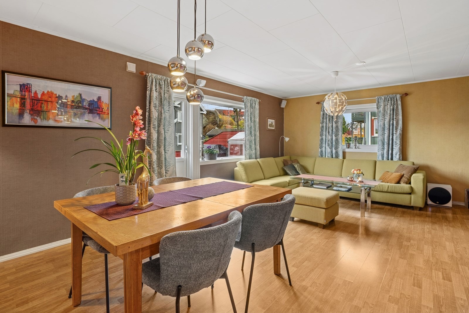 Det er god plass til sofa, TV-møblement, spisegruppe og øvrig ønsket møblement. Galleribilde