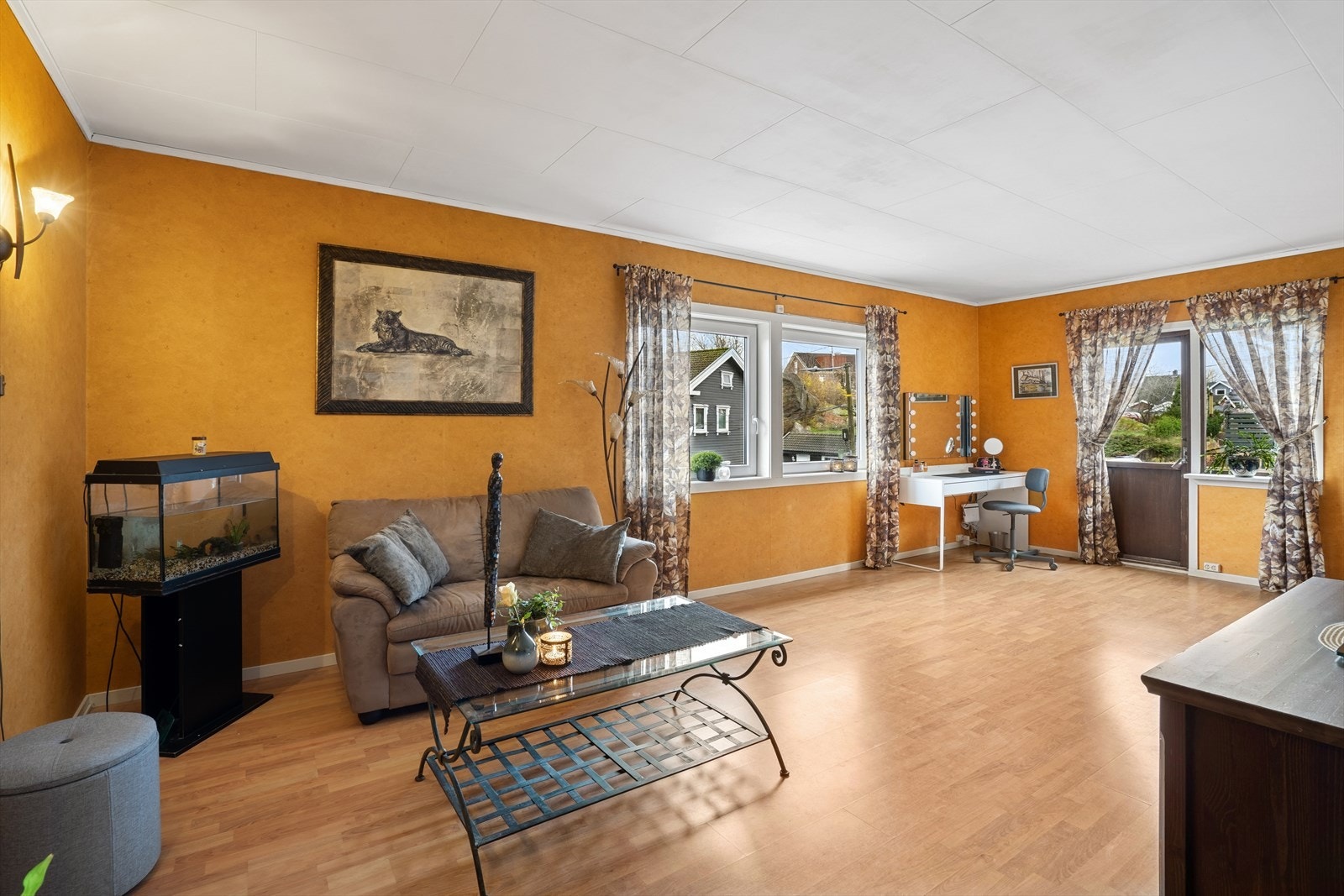 Veggene er tapetsert i en varm og behagelig gulfarge. Galleribilde