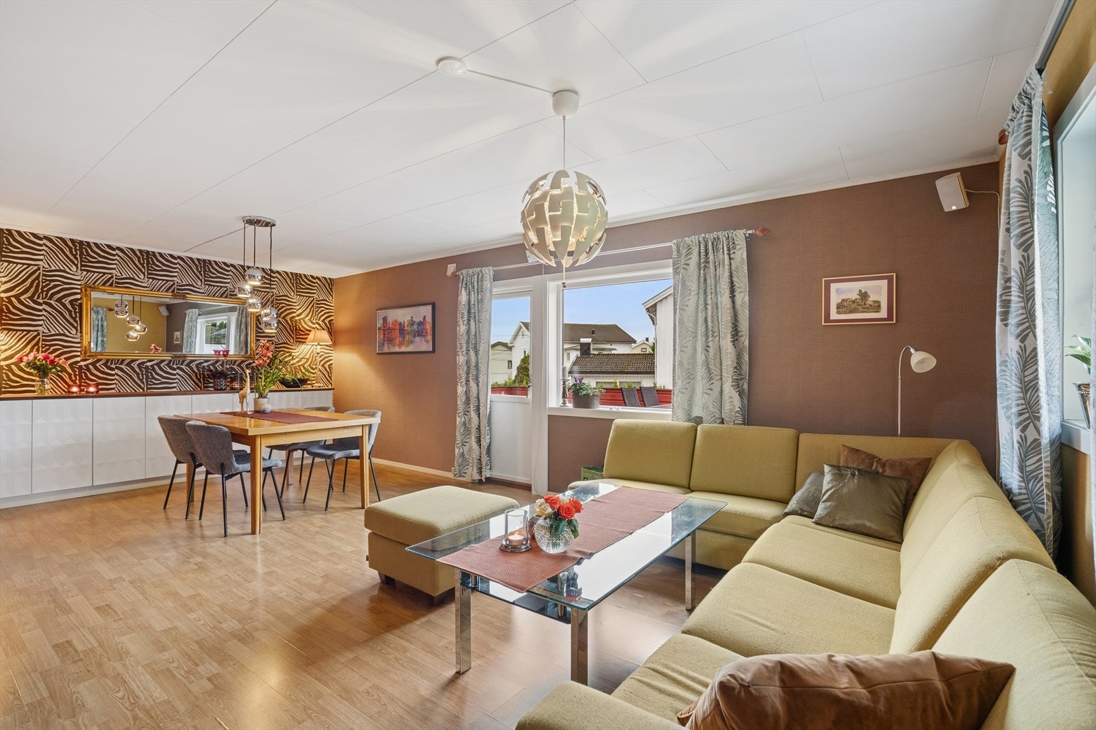 Stuen i 1.etasje er lys og romslig med flere møbleringsmuligheter. Galleribilde