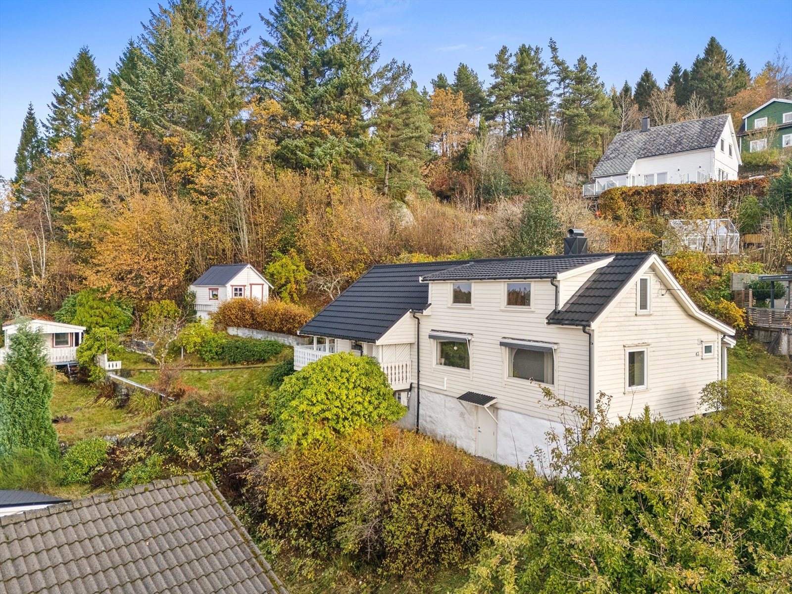 Boligen ble oppført i 1949, og tilbygget i 1987 Galleribilde