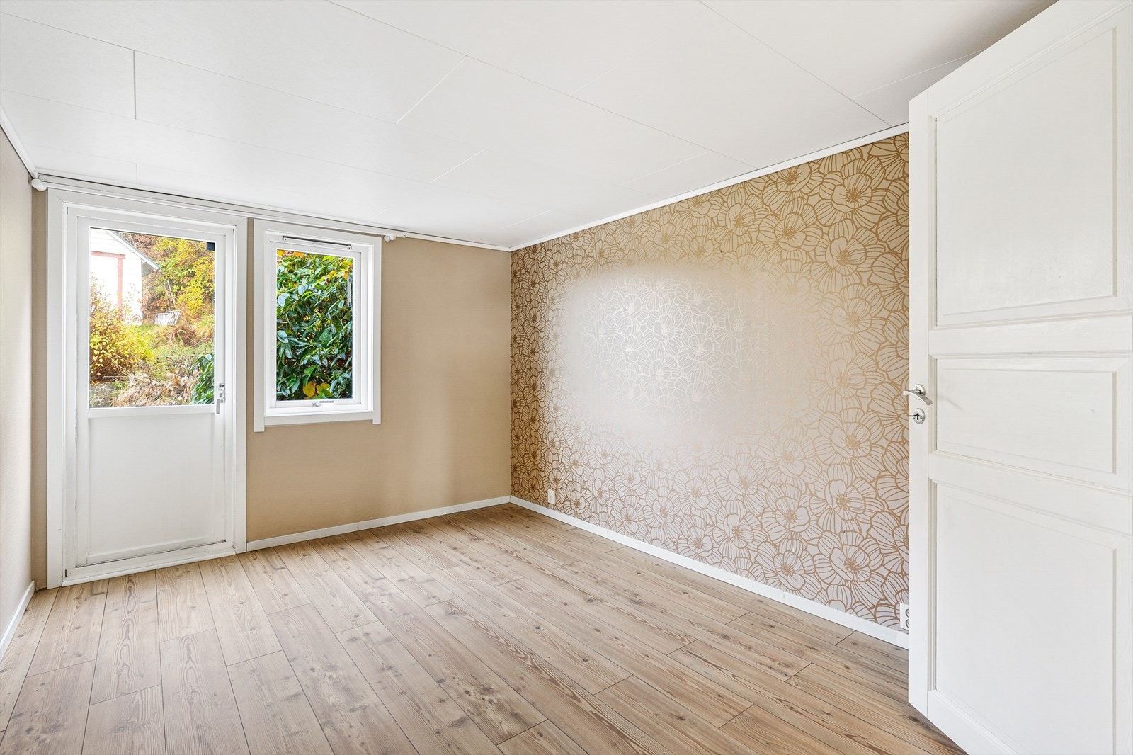 Soverom med utgang til terrasse Galleribilde