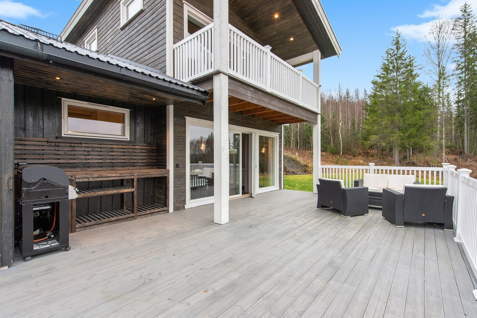 Direkte utgang fra stue til terrasse via store glassdører. Galleribilde