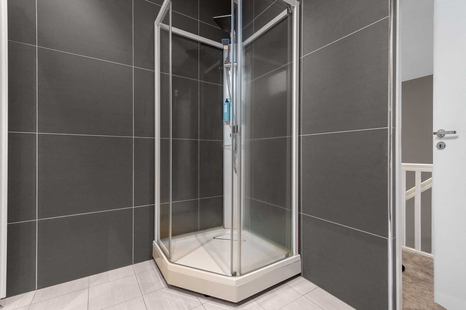 Badet er utstyrt med toalett, dusjkabinett og baderomsinnredning. Galleribilde