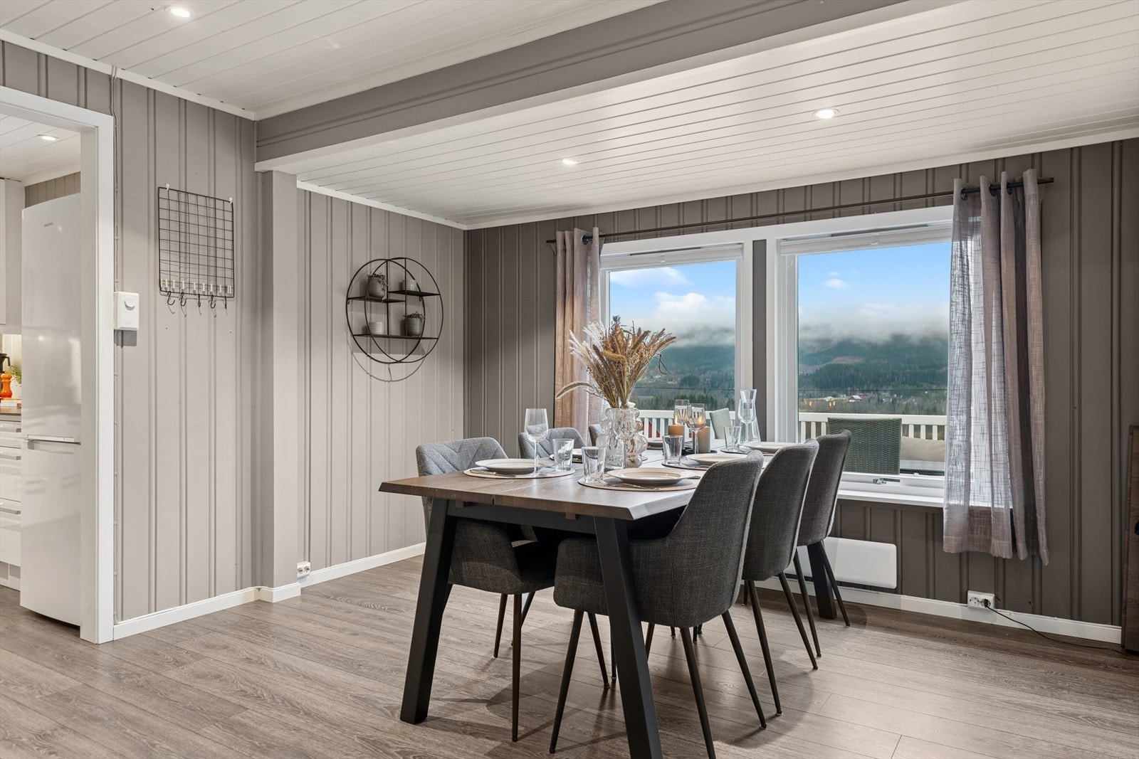 Direkte forbindelse til kjøkkenet gir en naturlig spiseplass. Galleribilde