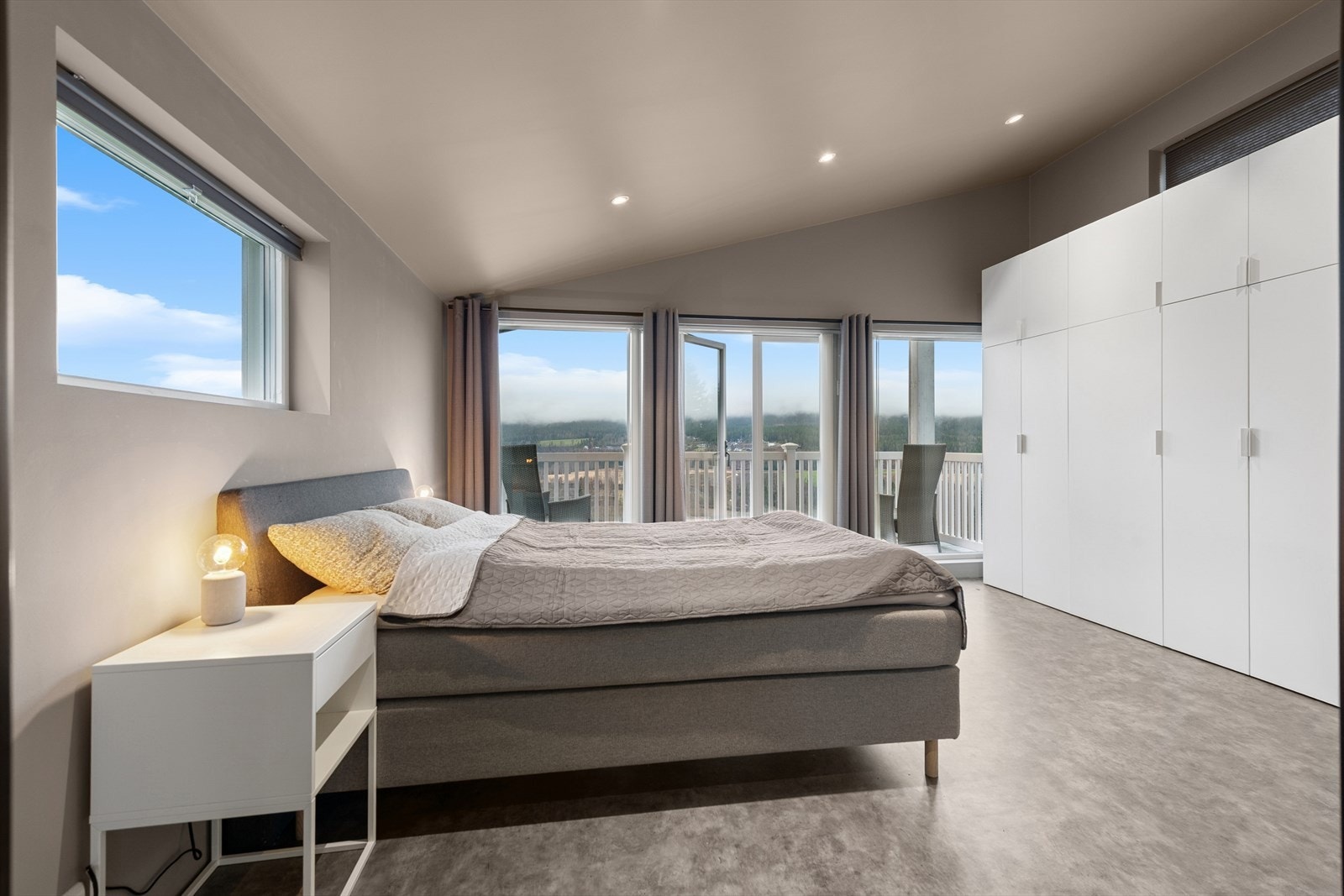 Plass til både dobbeltseng og praktisk garderobeløsning i soverommet. Galleribilde