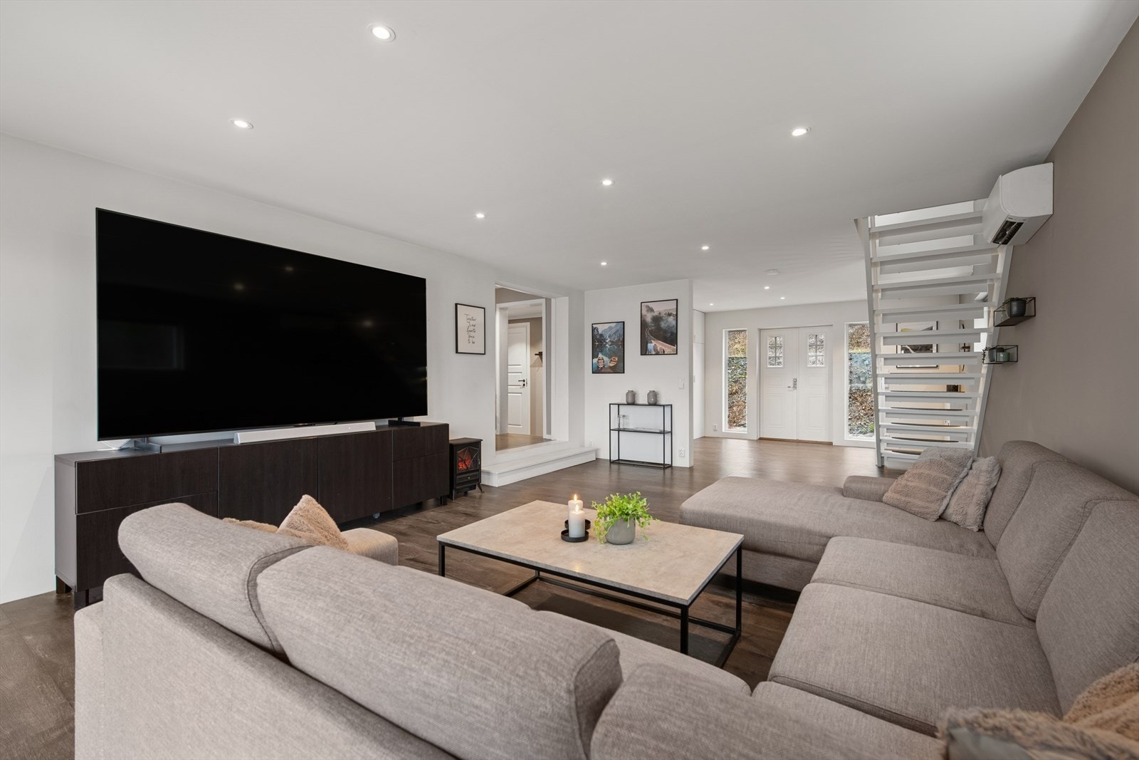 Plass til stor sofagruppe gjør stuen til et samlingspunkt for familien. Galleribilde