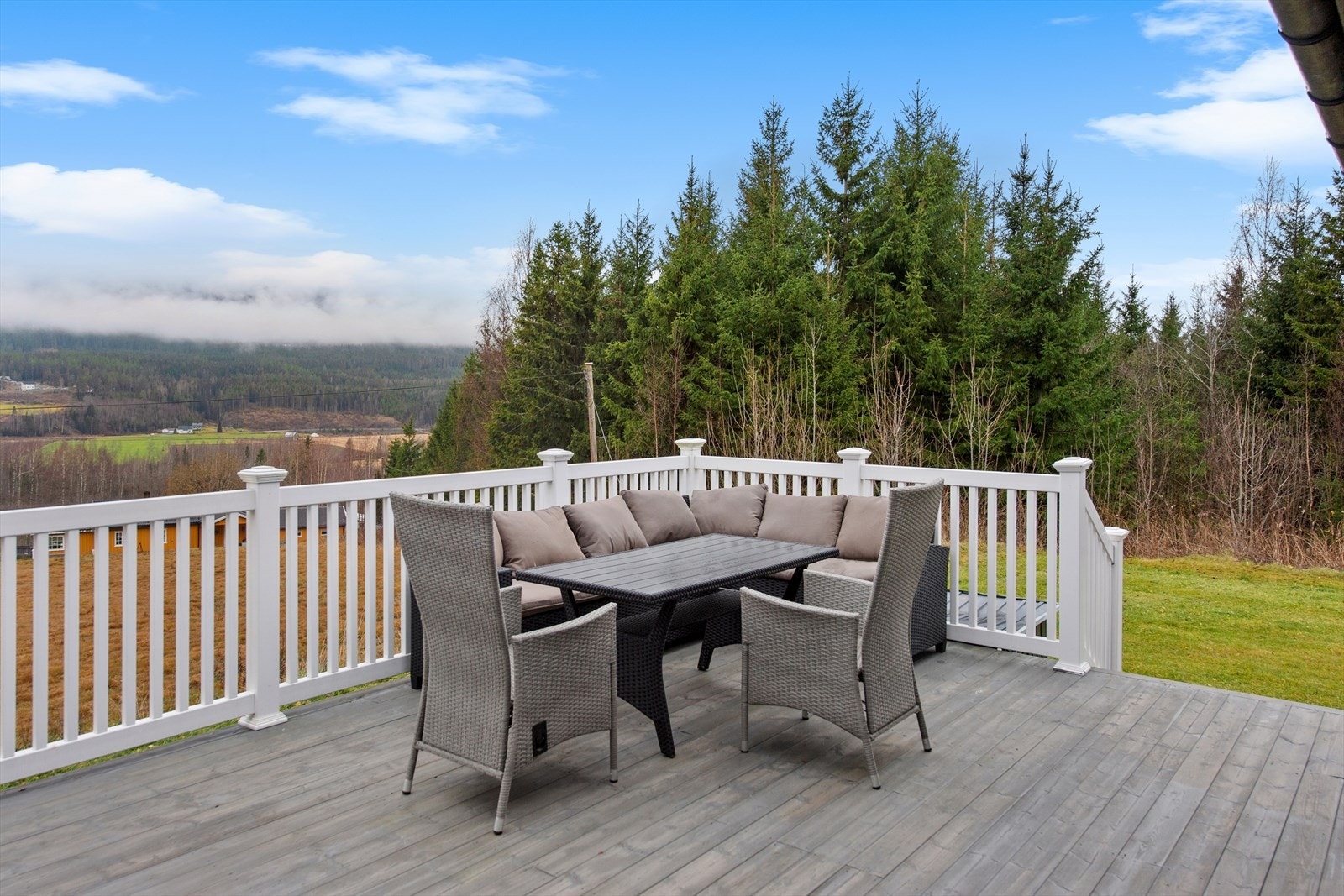 Fra terrassen kommer du ut i hage med boltreplass. Galleribilde