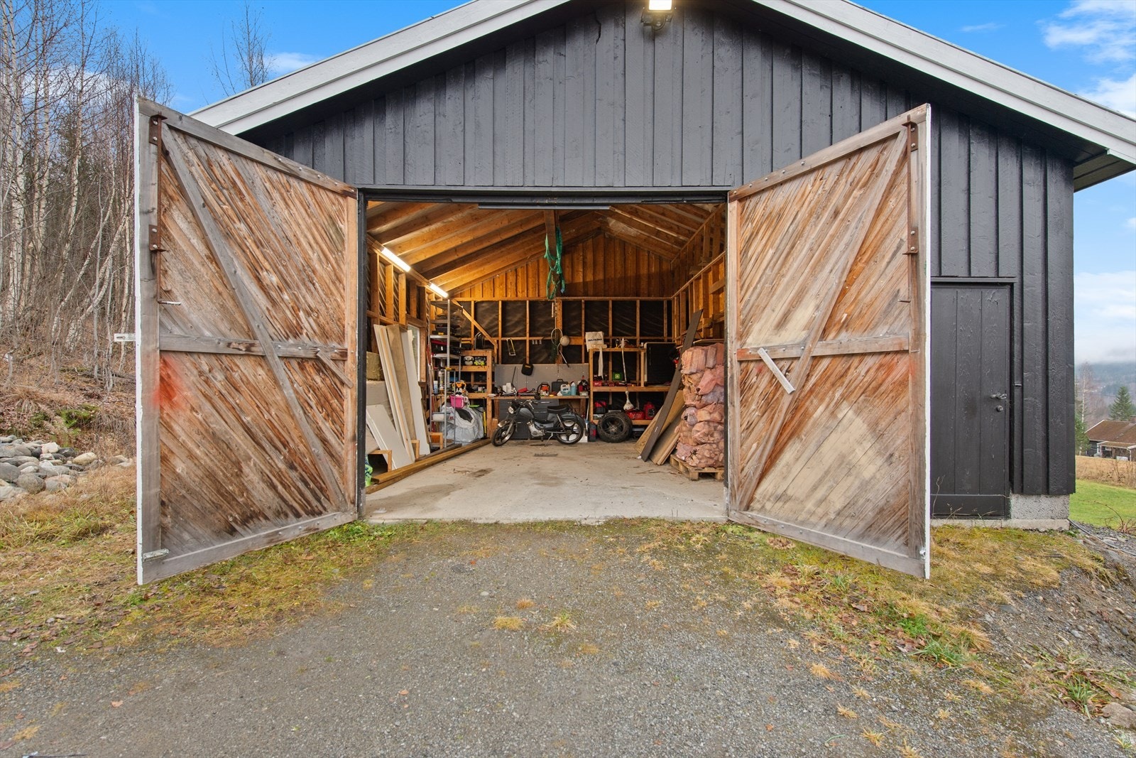 Her er det god plass til både bilen og for lagring av ved, sykler m.v. Galleribilde