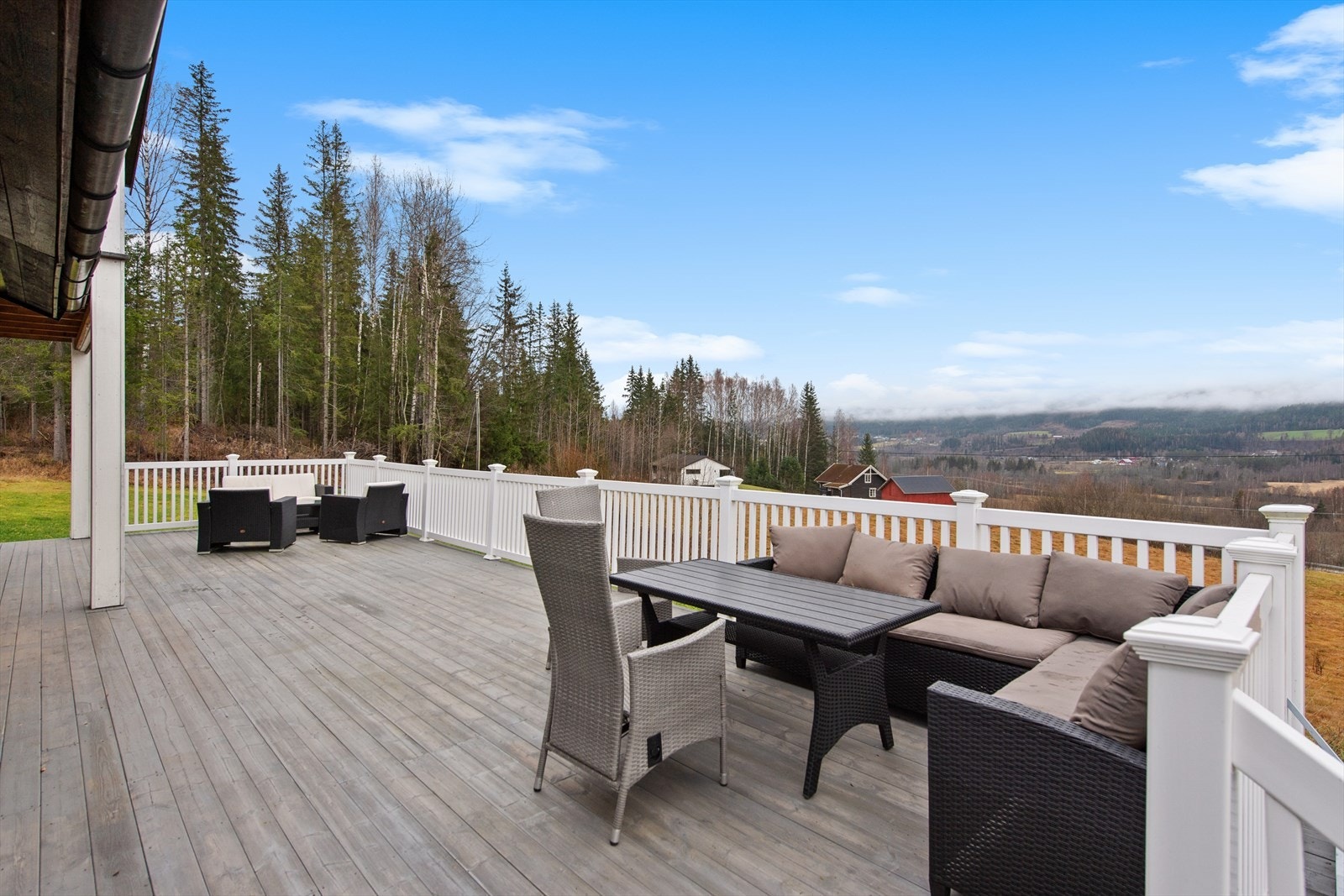 Her kan godværsdager nytes sammen med den fine, naturskjønne utsikten. Galleribilde