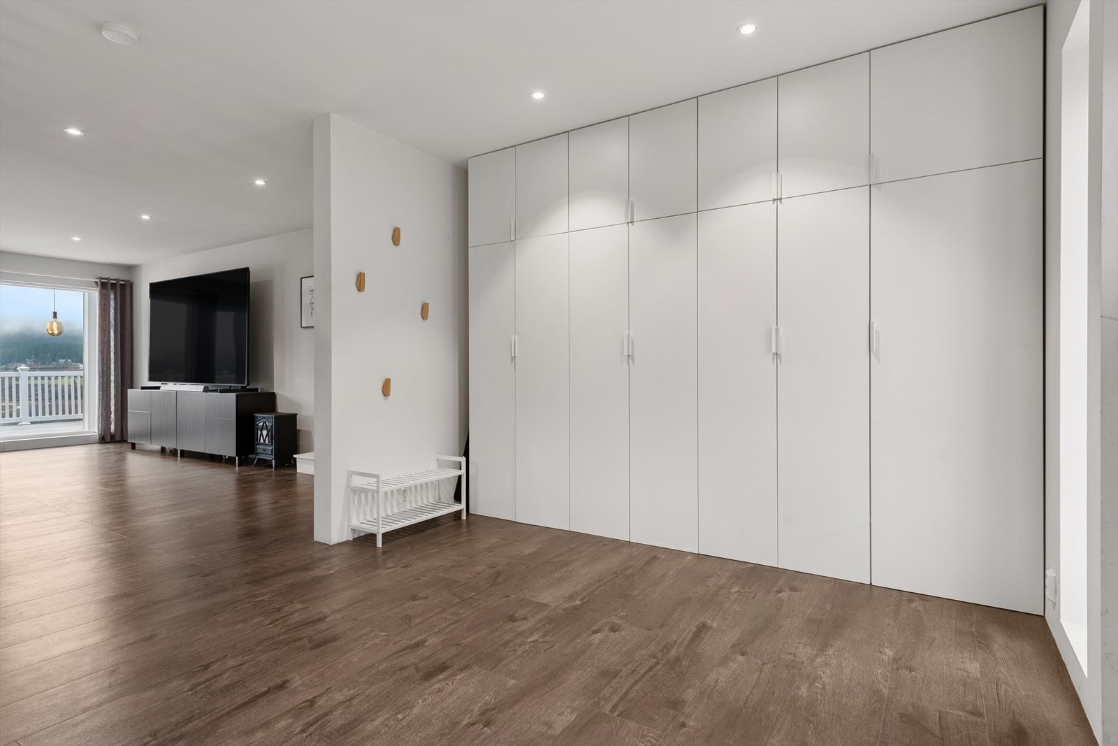 Du ønskes velkommen inn i en romslig entré/hall med praktiske garderobeløsninger. Galleribilde