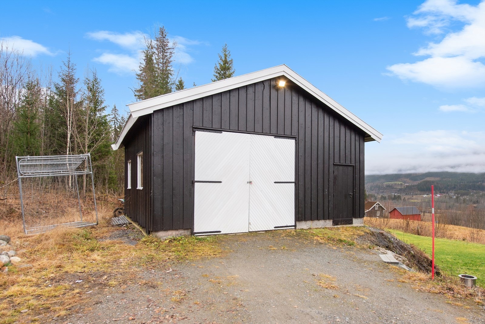 Gode parkeringsmuligheter på gårdsplassen, og i garasjen med el-billader. Galleribilde