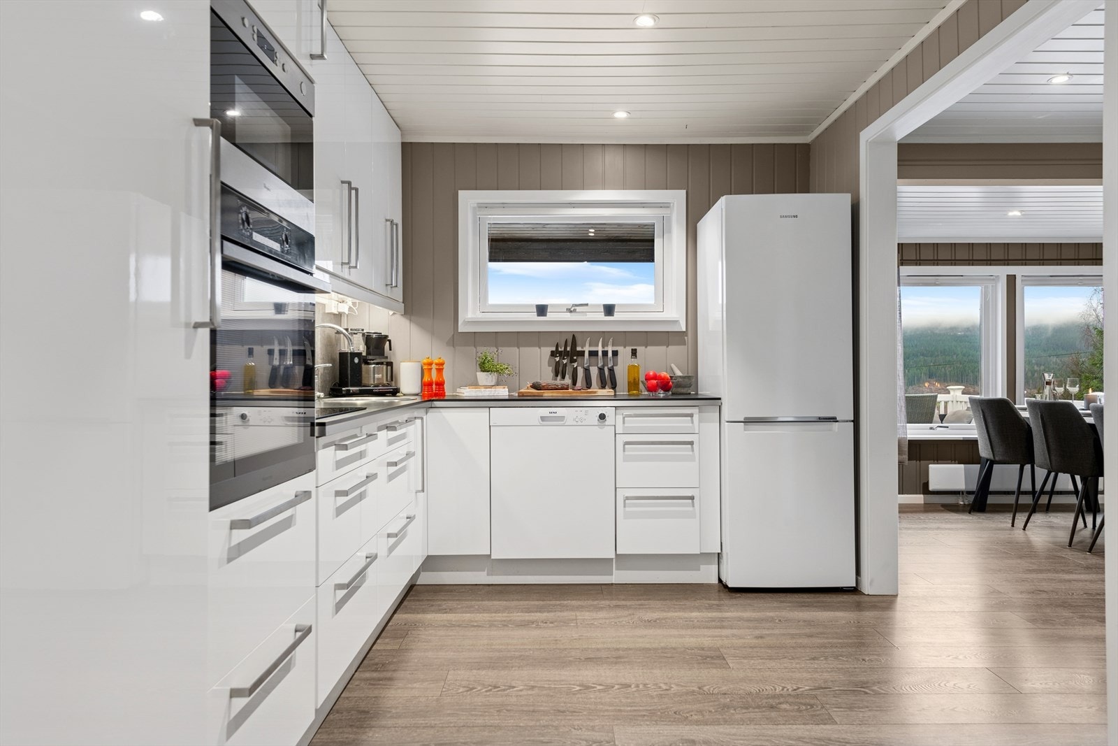 Lekkert kjøkken med godt av skap- og benkeplass. Galleribilde