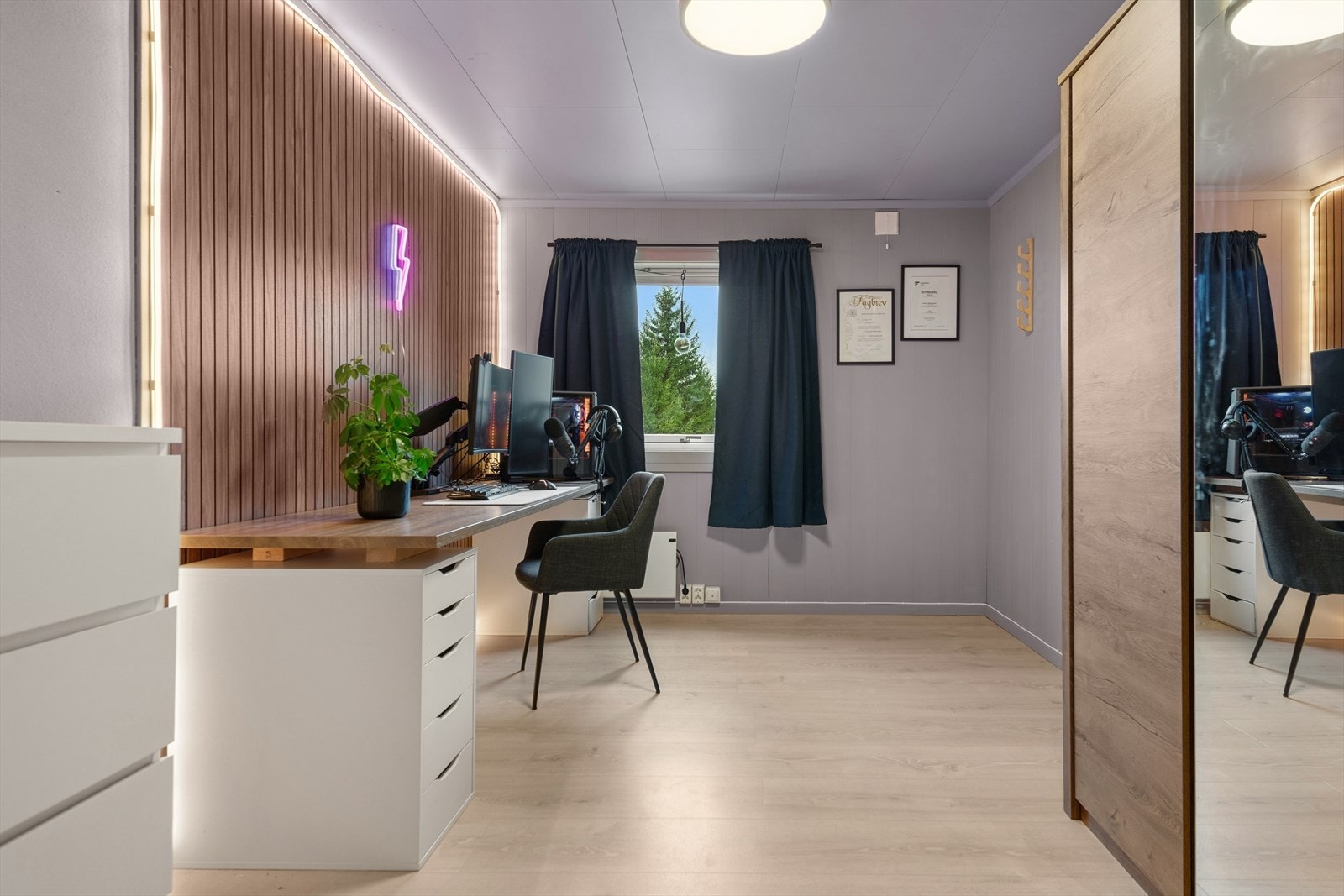 Boligen har fire gode soverom, hvor dette benyttes i dag som kontor. Galleribilde