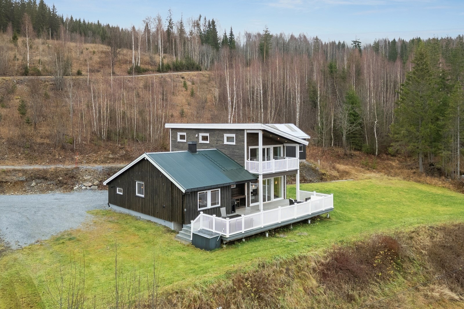 Odnesvegen 355 presenteres av DNB Eiendom ved Sigrid Grøtberg. Galleribilde