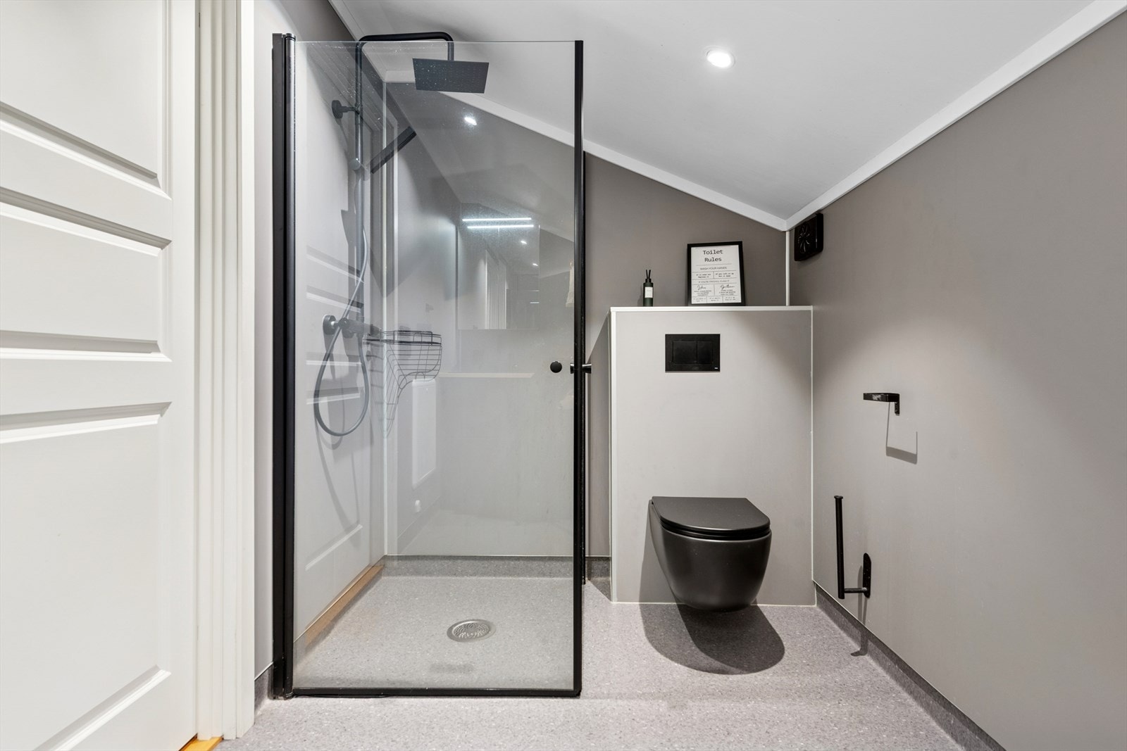 Stilrent baderom som kombineres med vaskerom, oppgradert i 2022. Galleribilde