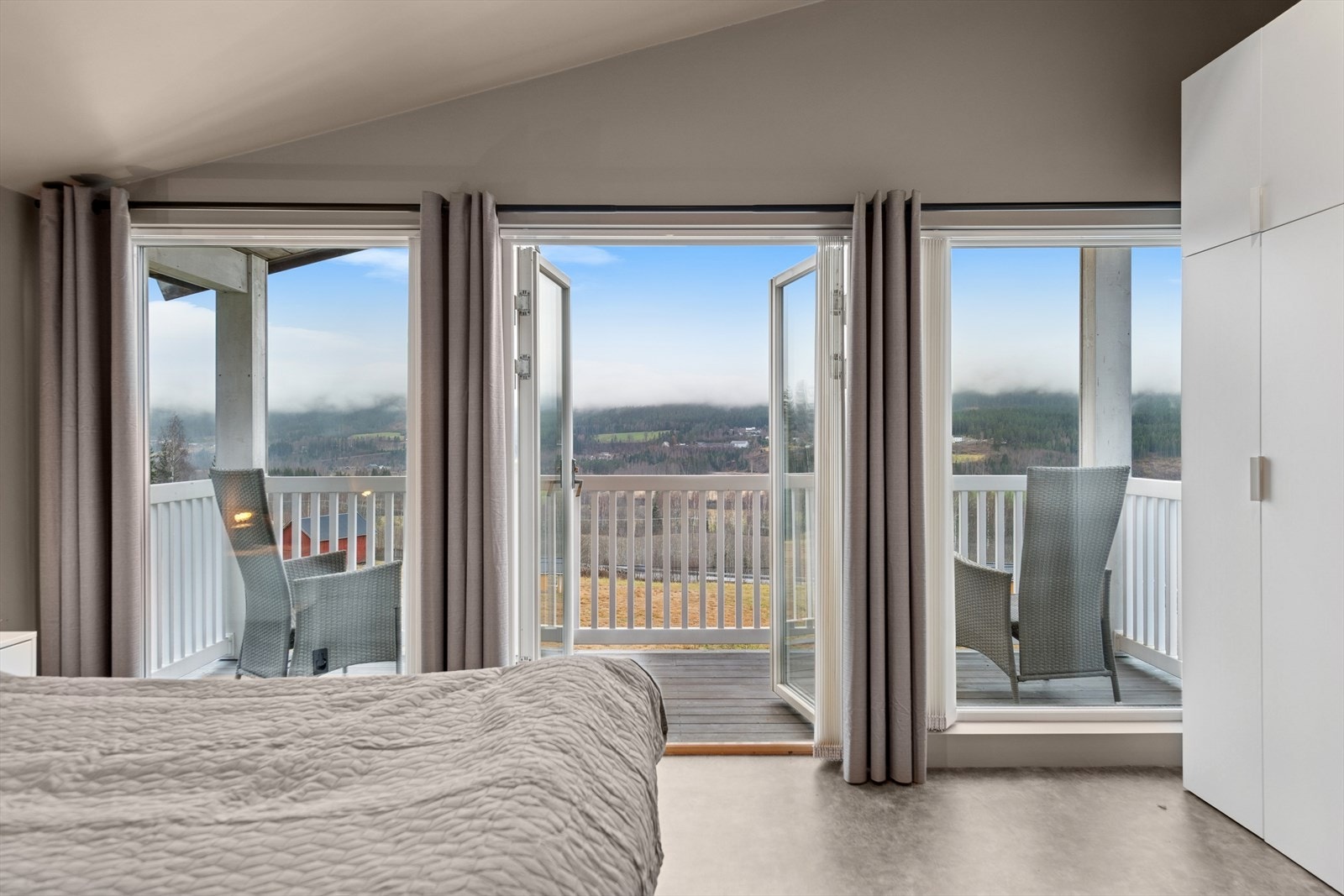 Soverom med utgang til veranda gir mulighet for frisk luft og utsikt Galleribilde