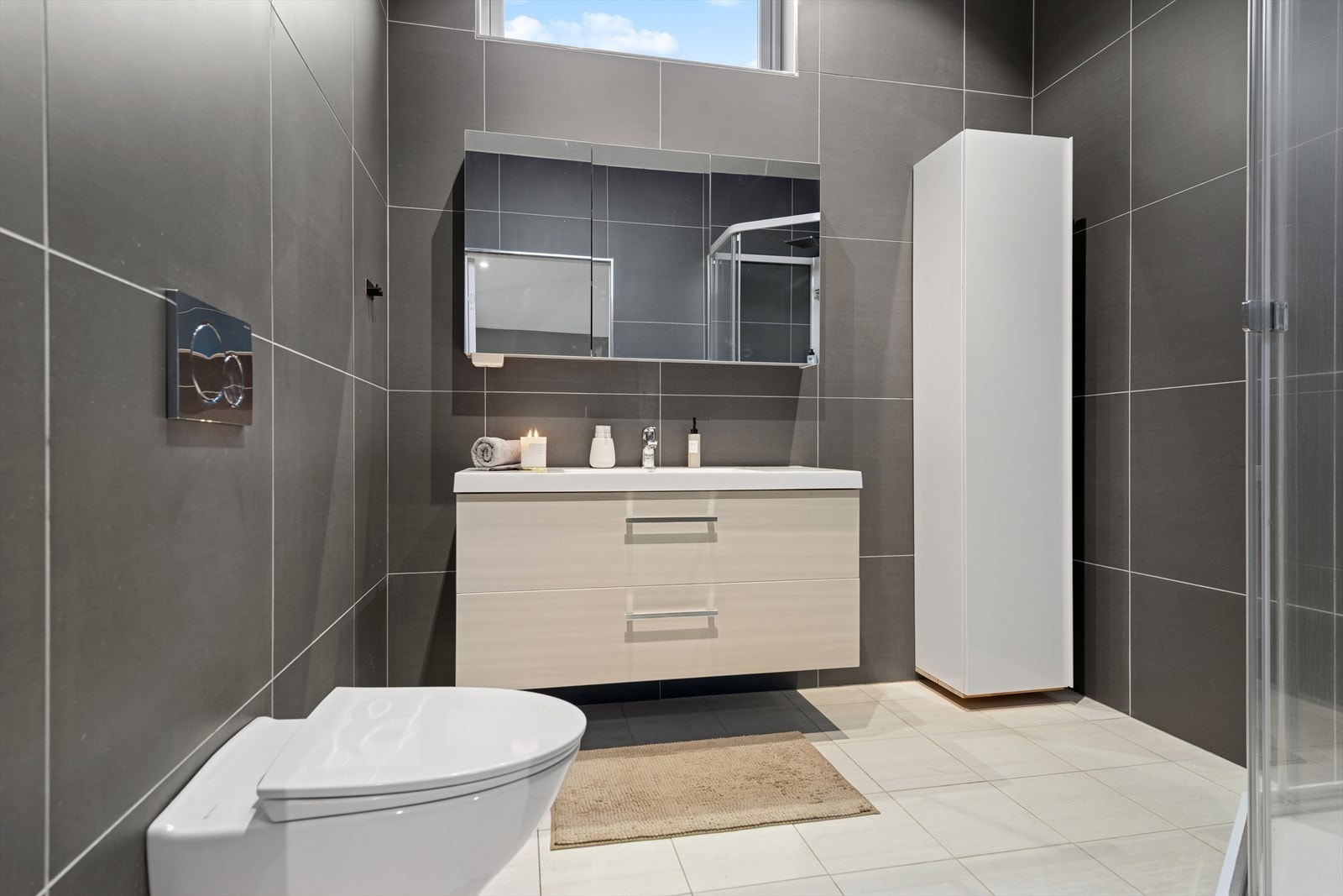 Flislagt baderom fra 2017 med gulvvarme. Galleribilde